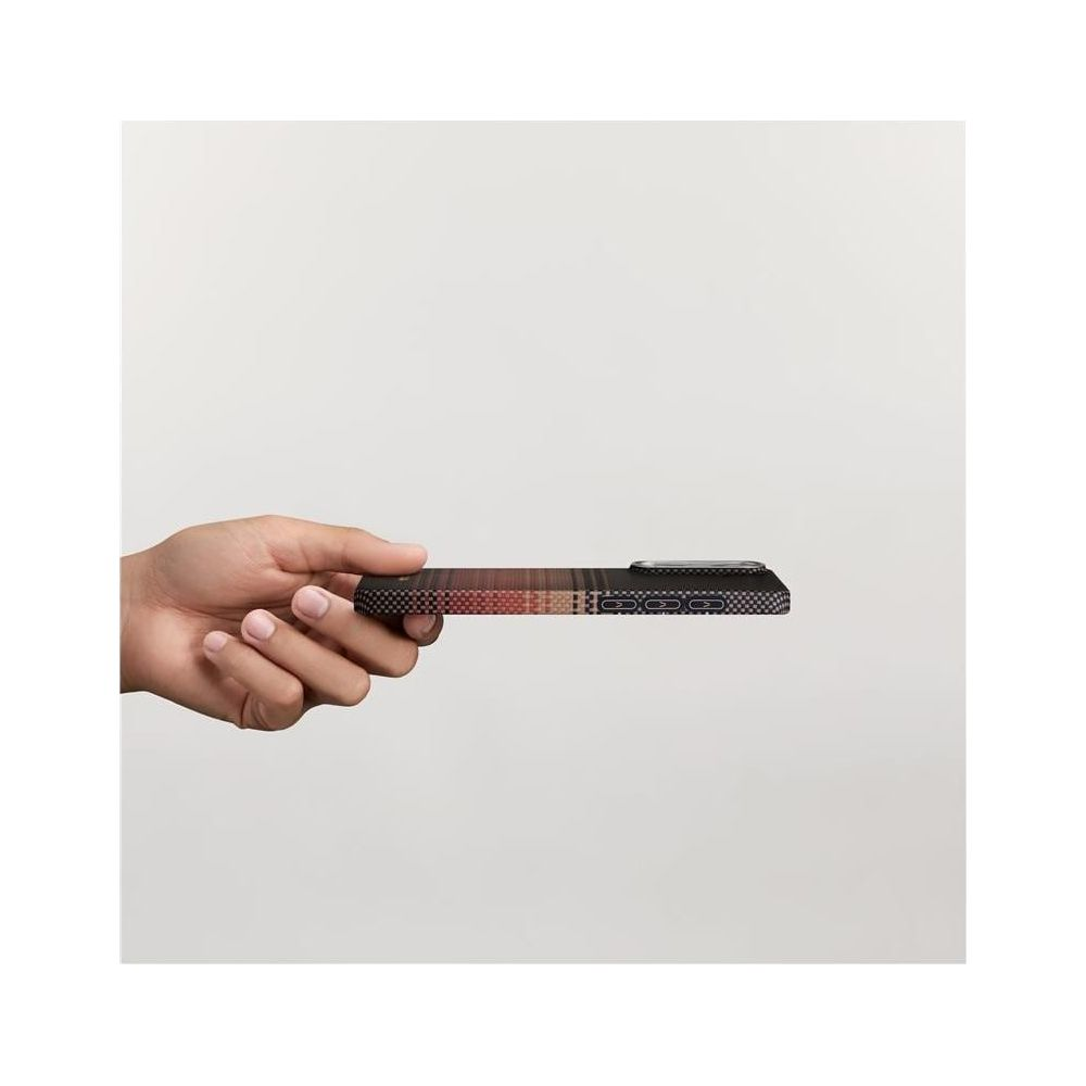 Eine Hand hält ein Smartphone mit einem gestreiften Muster in Rot-, Braun- und Schwarztönen.