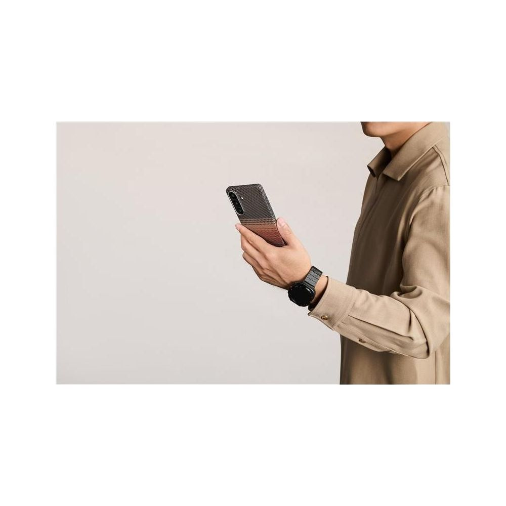 Person in beige Hemd hält ein Handy mit Farbverlauf-Hülle und trägt eine schwarze Uhr.