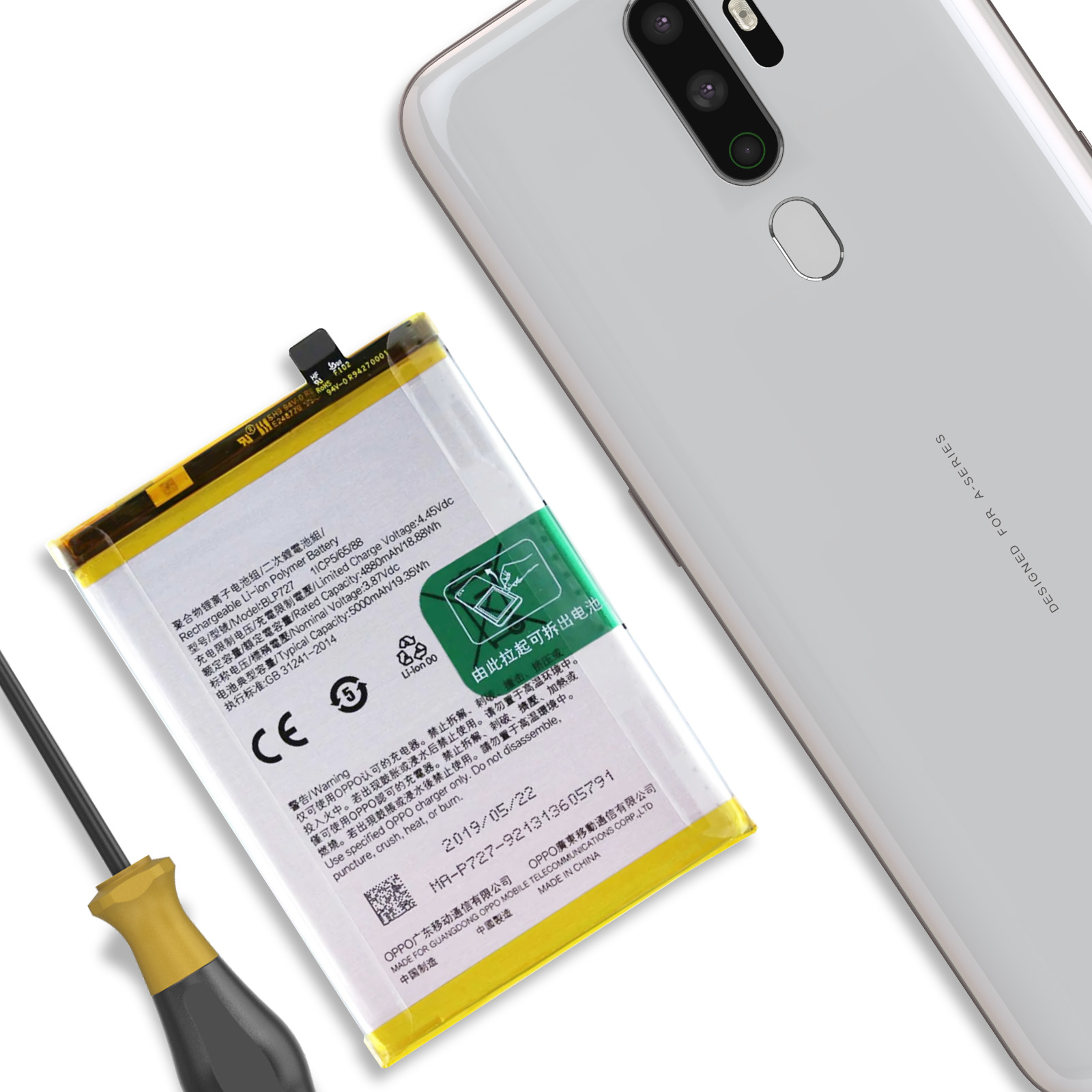 Uno smartphone bianco giace accanto a una batteria rimossa e un cacciavite.