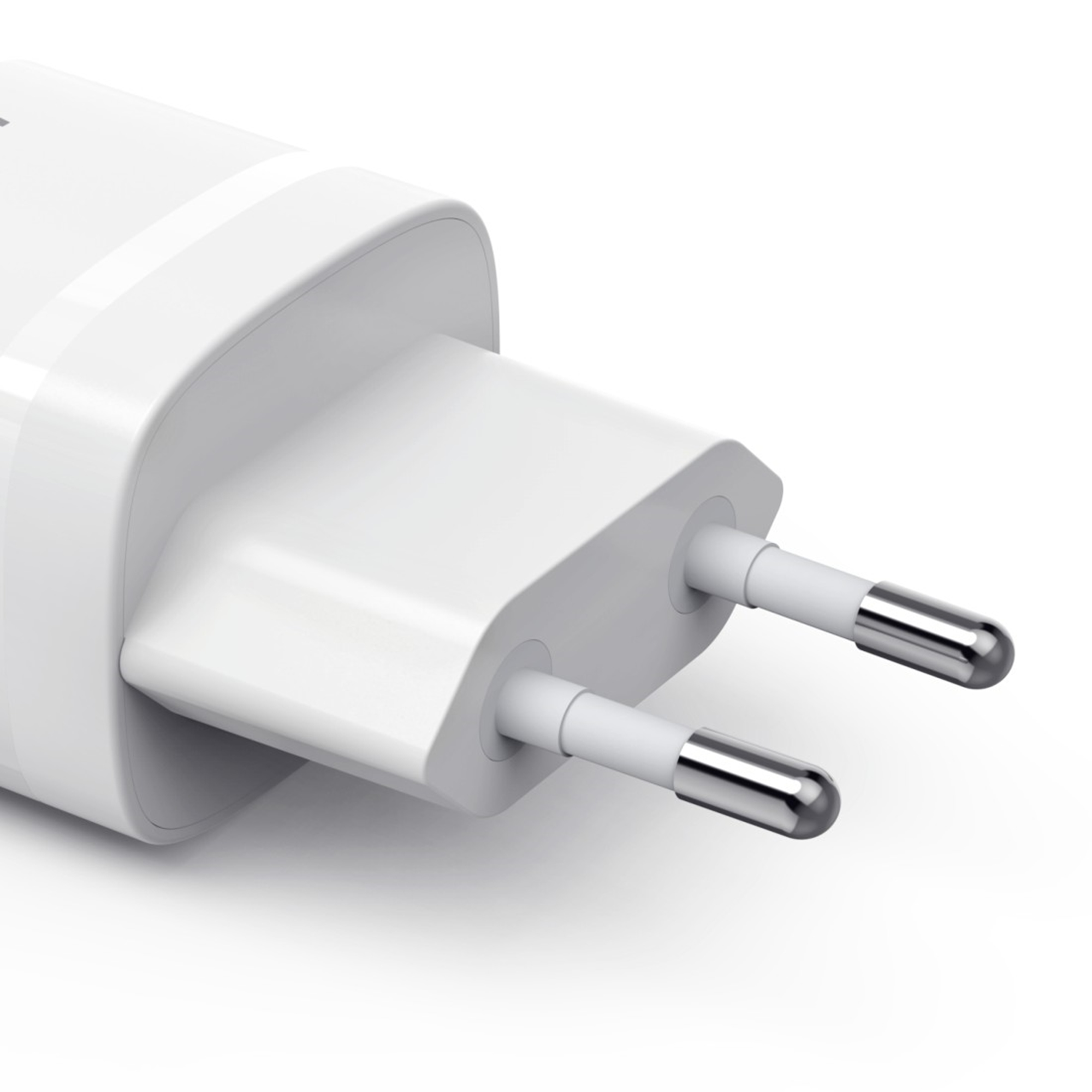 Ein weißer Netzstecker mit zwei silbernen Metallstiften.