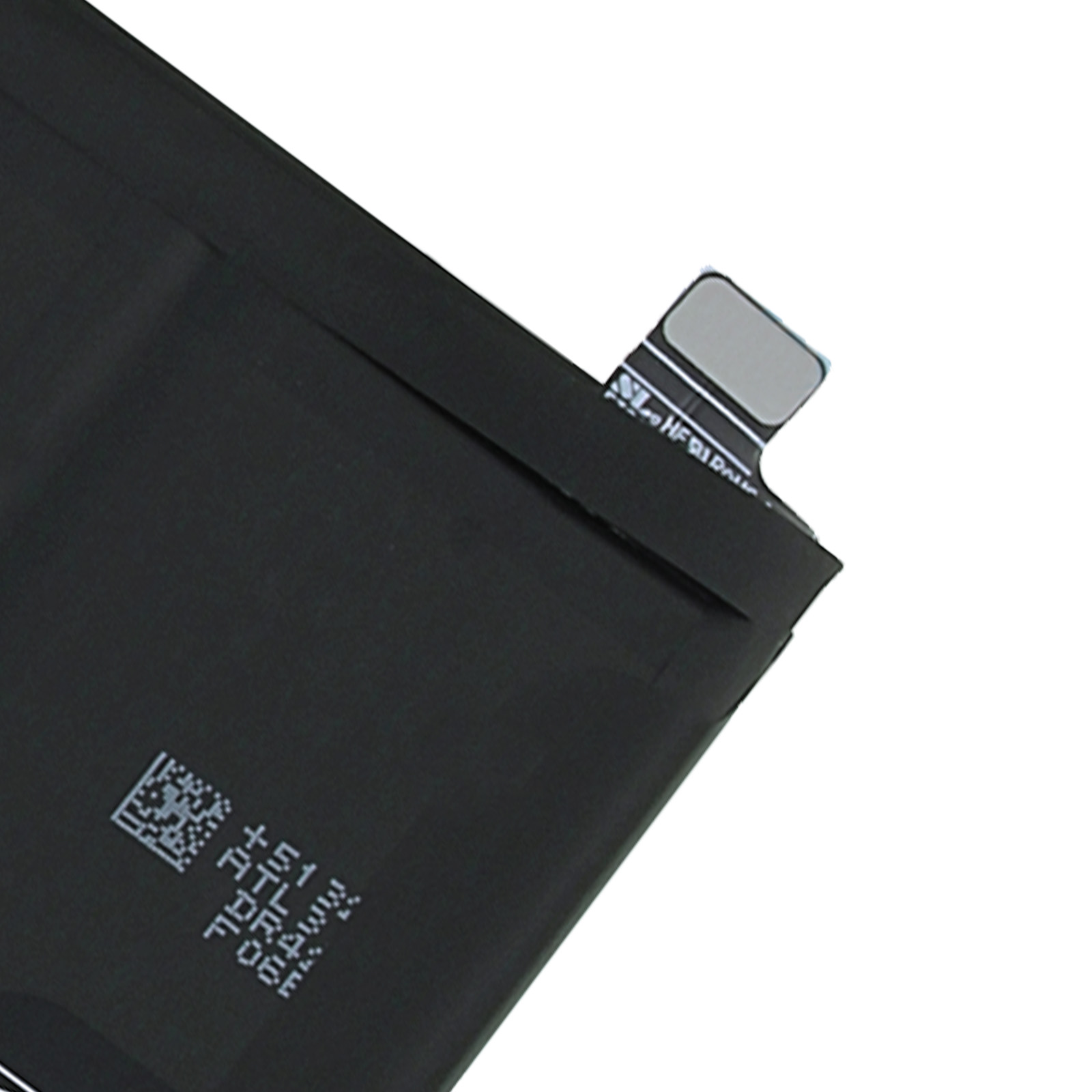Primo piano di una batteria nera con testo stampato e connettore argentato.