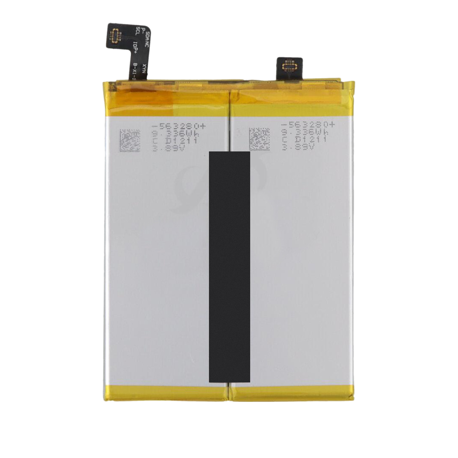 Una batería rectangular con bordes amarillos y cables conectores negros.