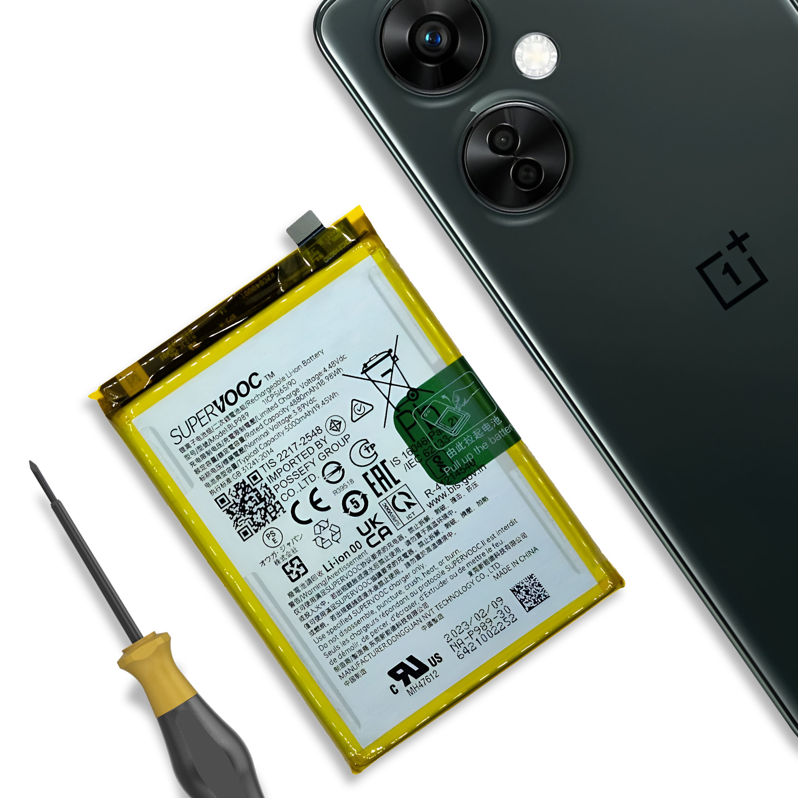 Uno smartphone, batteria gialla e cacciavite su sfondo bianco.