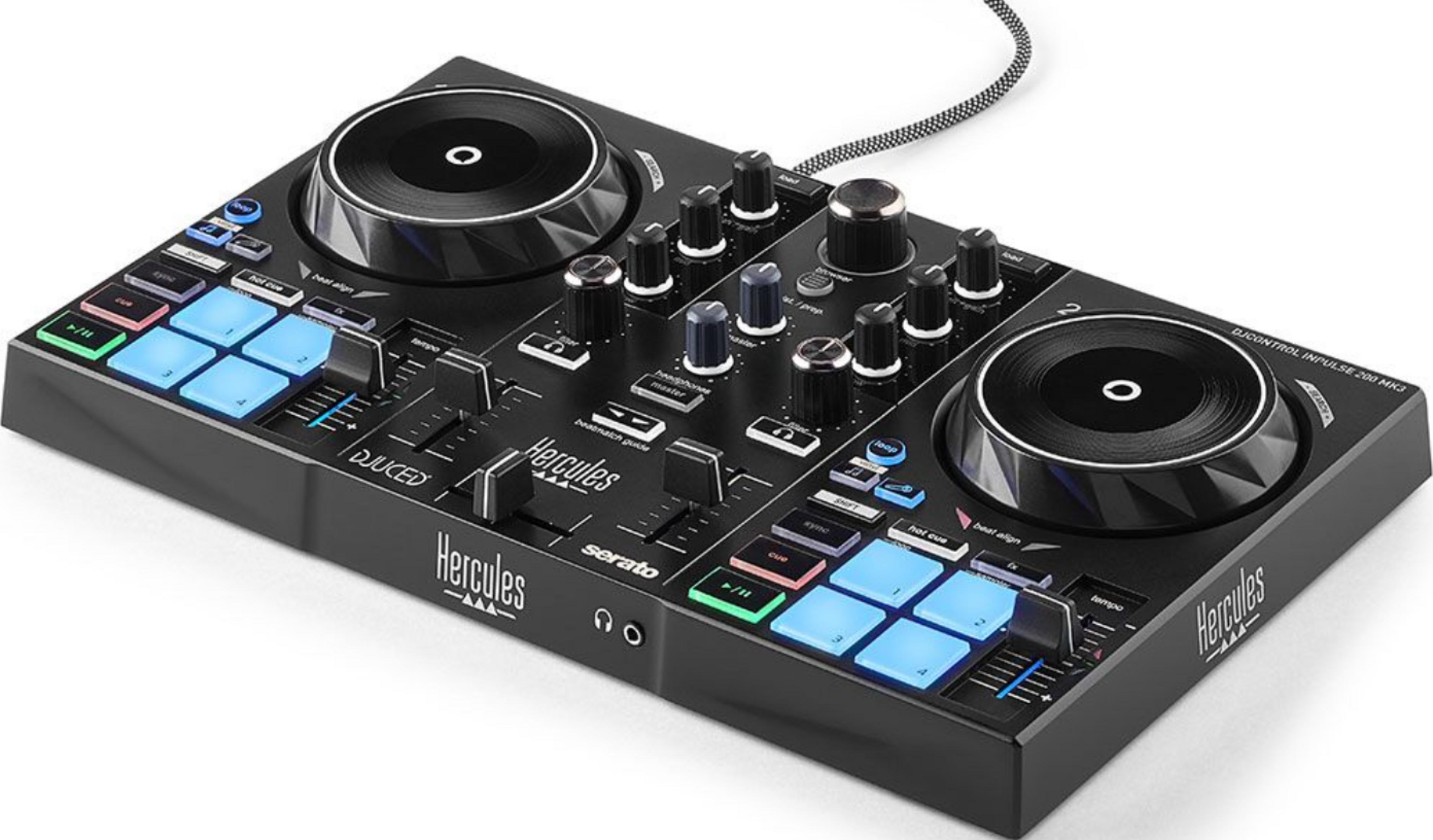 Controlador DJ negro con pads, perillas y jog wheels azules iluminados.