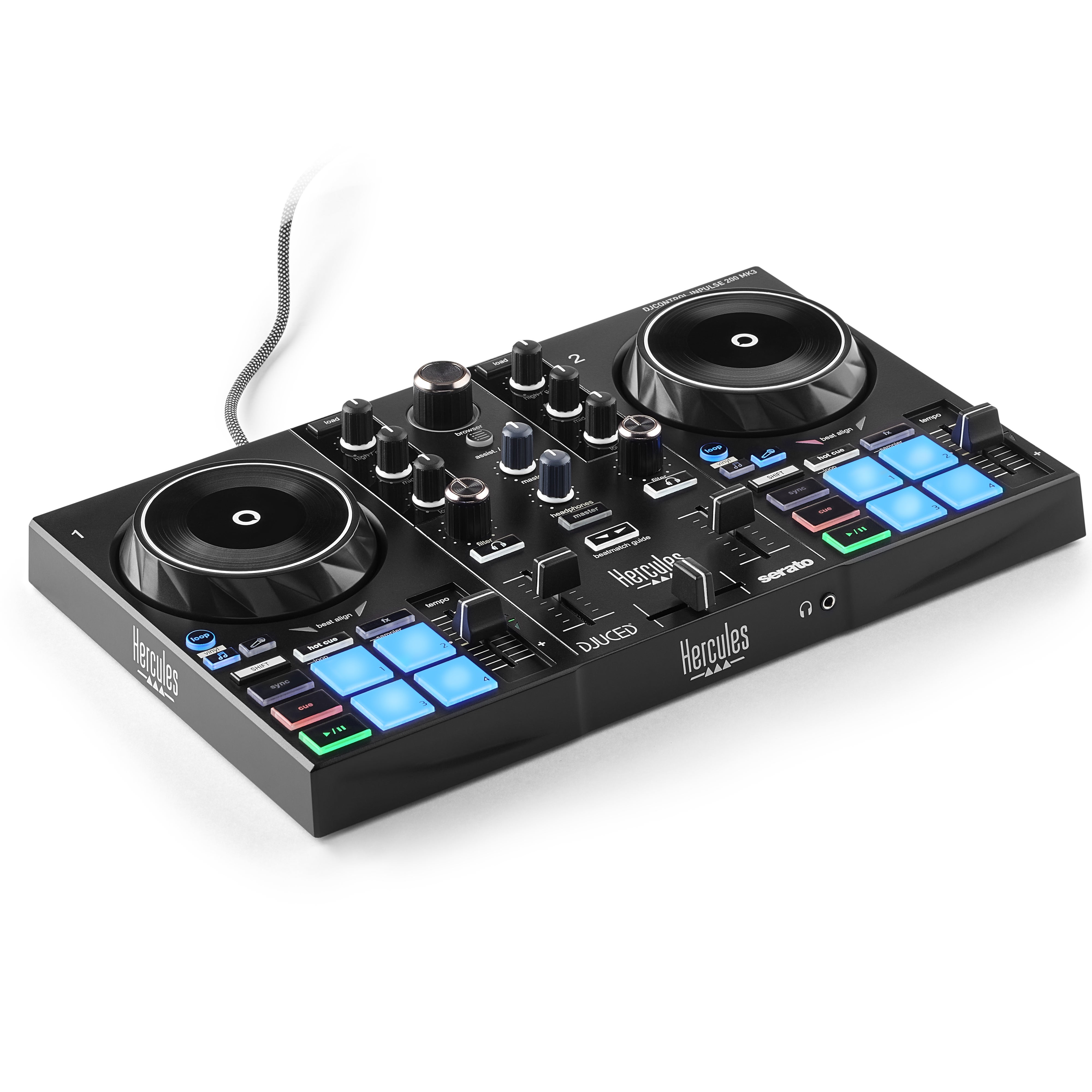 Una mesa DJ negra con pads y perillas iluminadas sobre fondo blanco.
