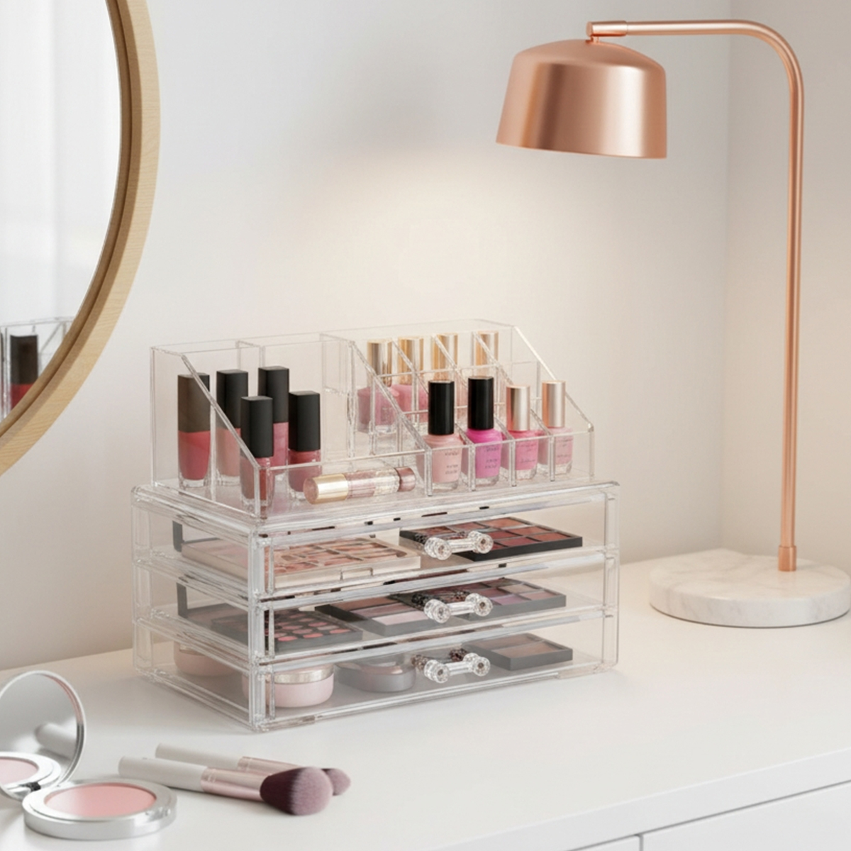 Klarer Acryl-Make-up-Organizer mit Nagellack, Lippenstiften und Lidschattenpaletten.