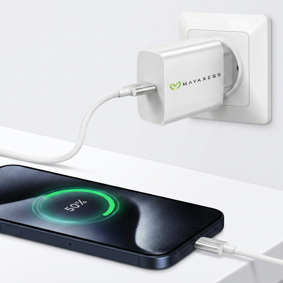 Un chargeur blanc branché à une prise, chargeant un téléphone sombre affichant 50%.