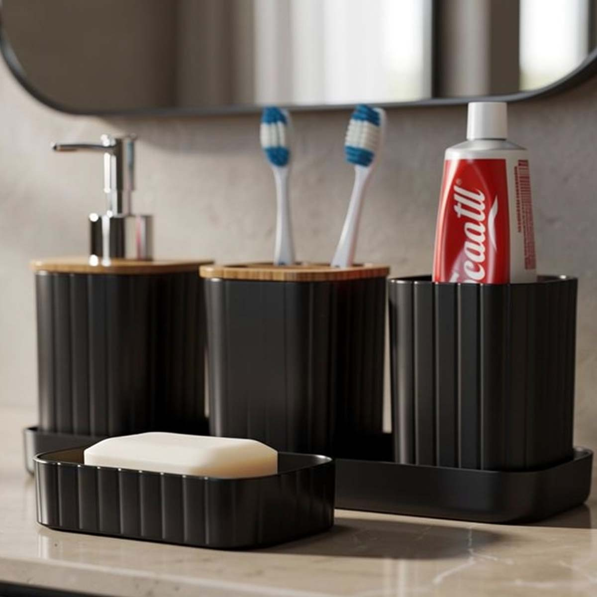 Schwarzes Badezimmer-Set mit Seifenspender, Zahnbürstenhalter und Zahnpastatube.