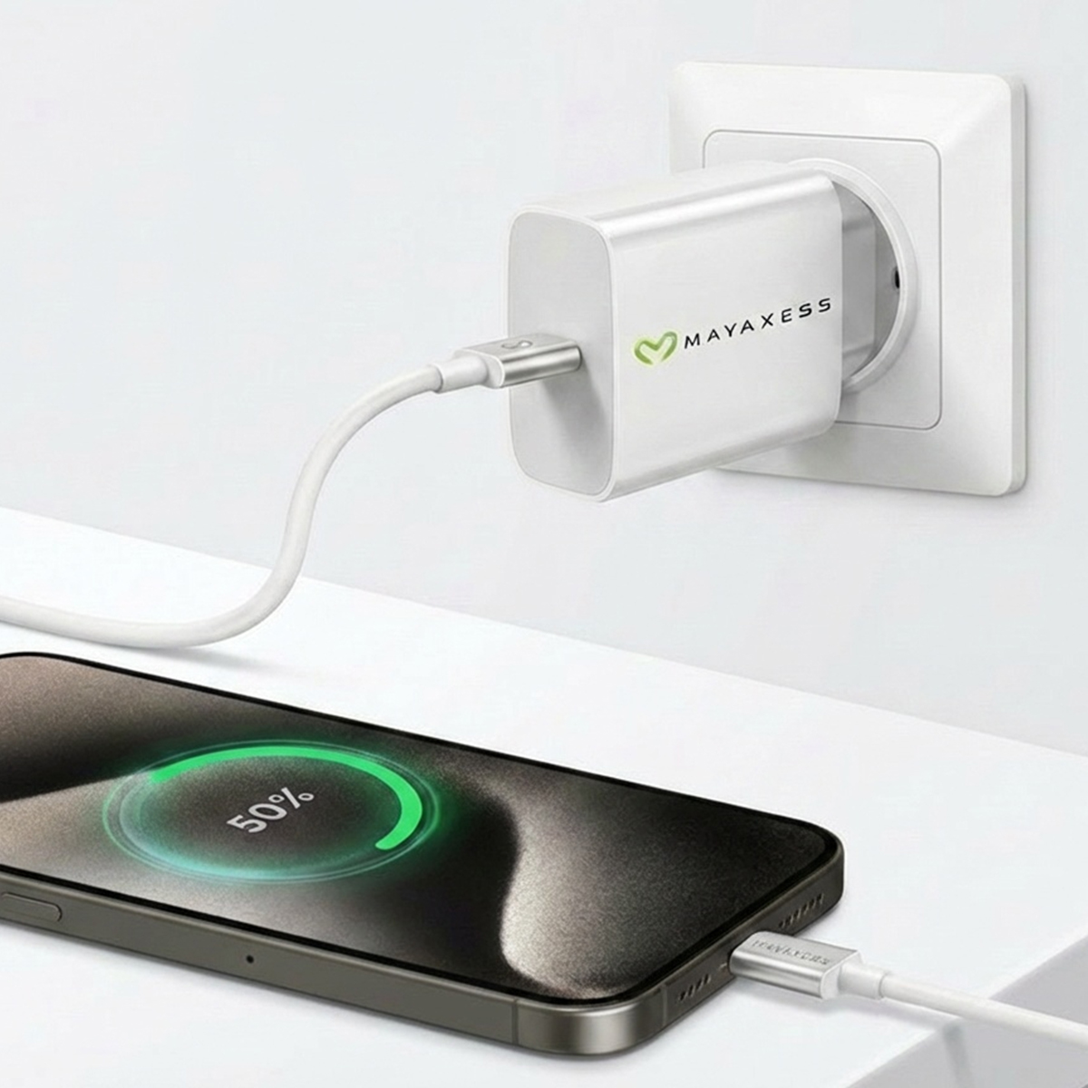 Un adaptateur blanc MAYAXESS branché à une prise, charge un smartphone affichant 50%.