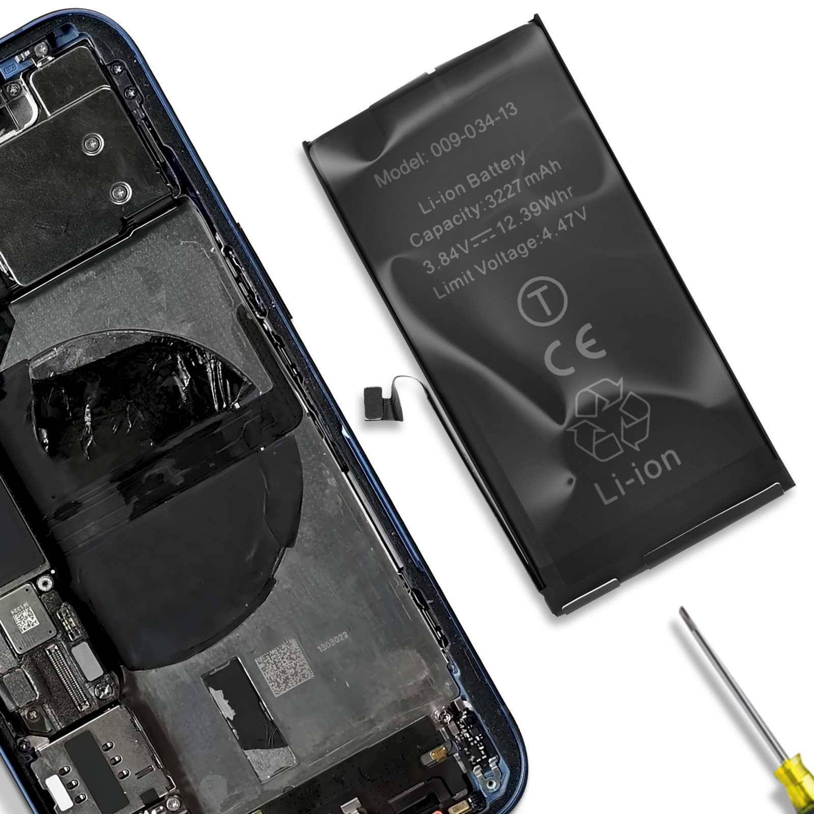 Smartphone smontato con batteria rimossa e attrezzo.