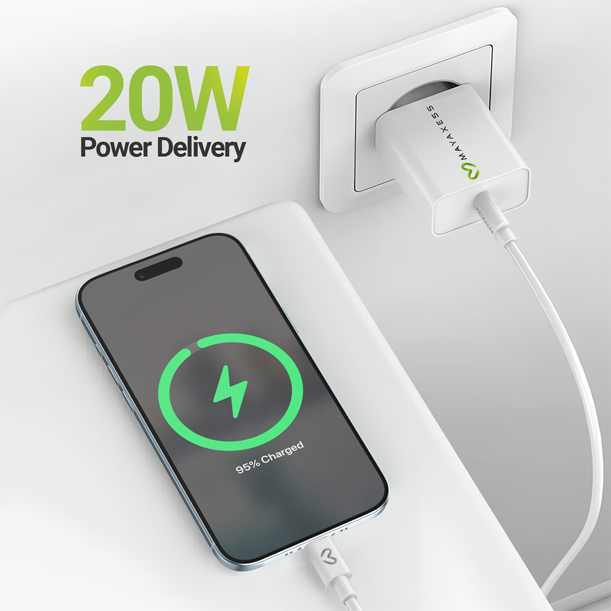 Un chargeur de téléphone blanc, marque MAXAXESS, se branche dans une prise murale, chargeant un téléphone à 95 %.