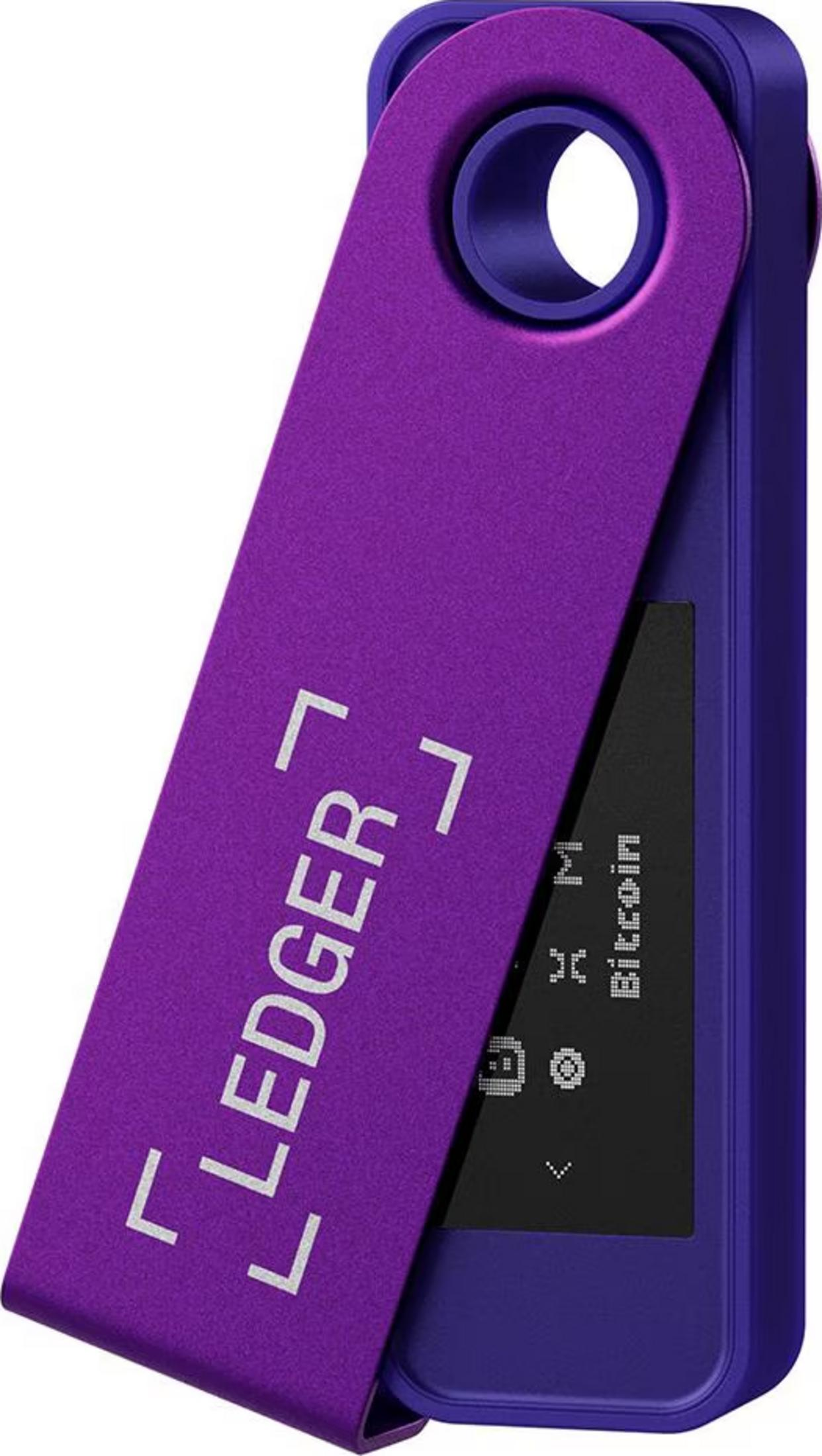 Un portafoglio hardware Ledger viola con schermo nero che mostra Bitcoin.