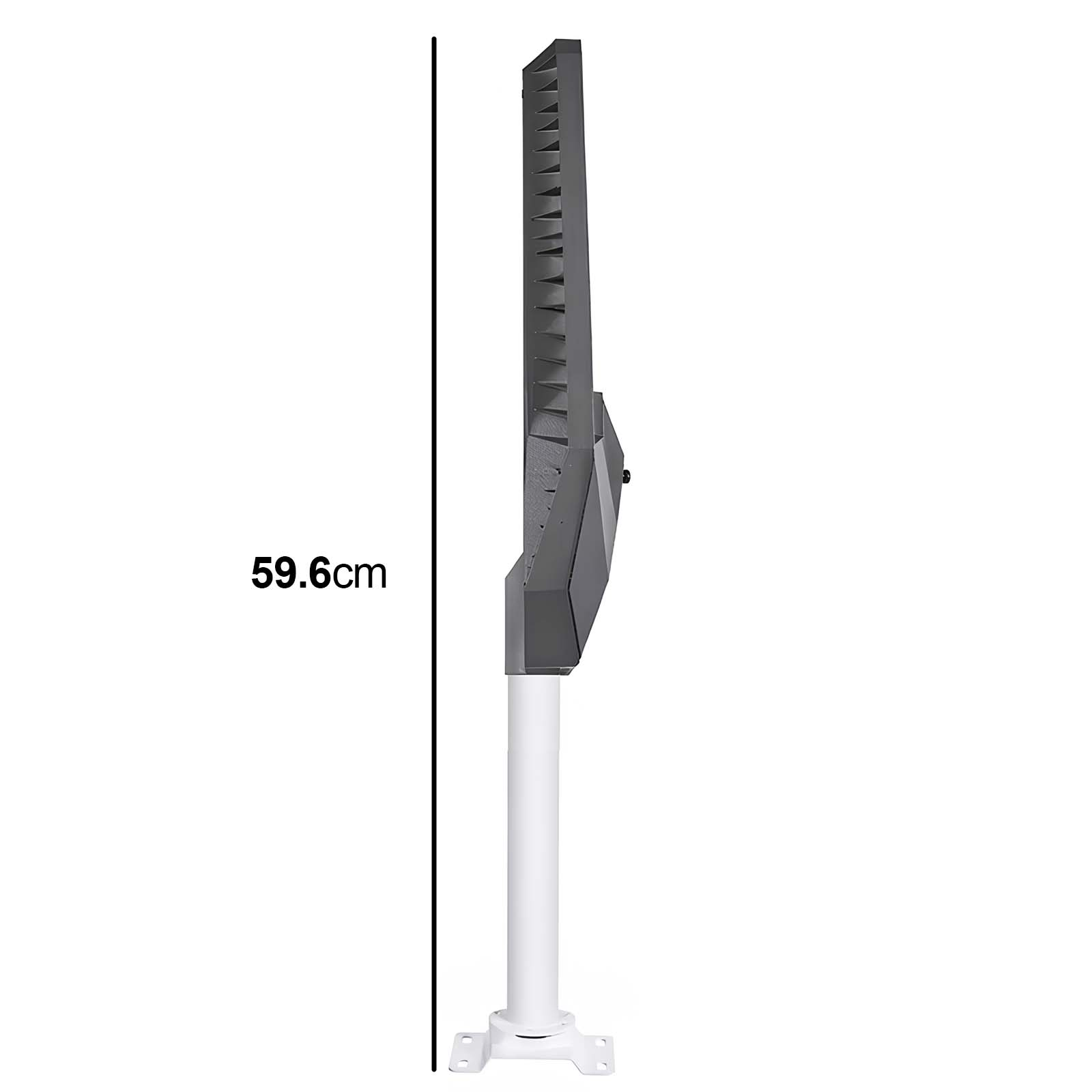 Grauer Flutlichtstrahler auf weißem Mast mit Maßangabe 59,6 cm.