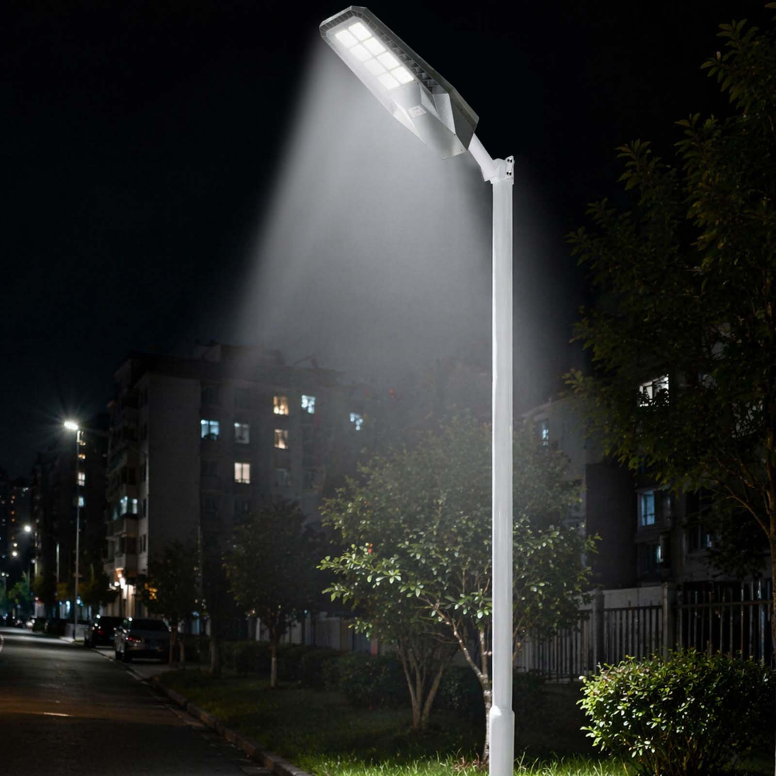 Straenlaterne beleuchtet Nebel bei Nacht vor Gebäuden und Bäumen.