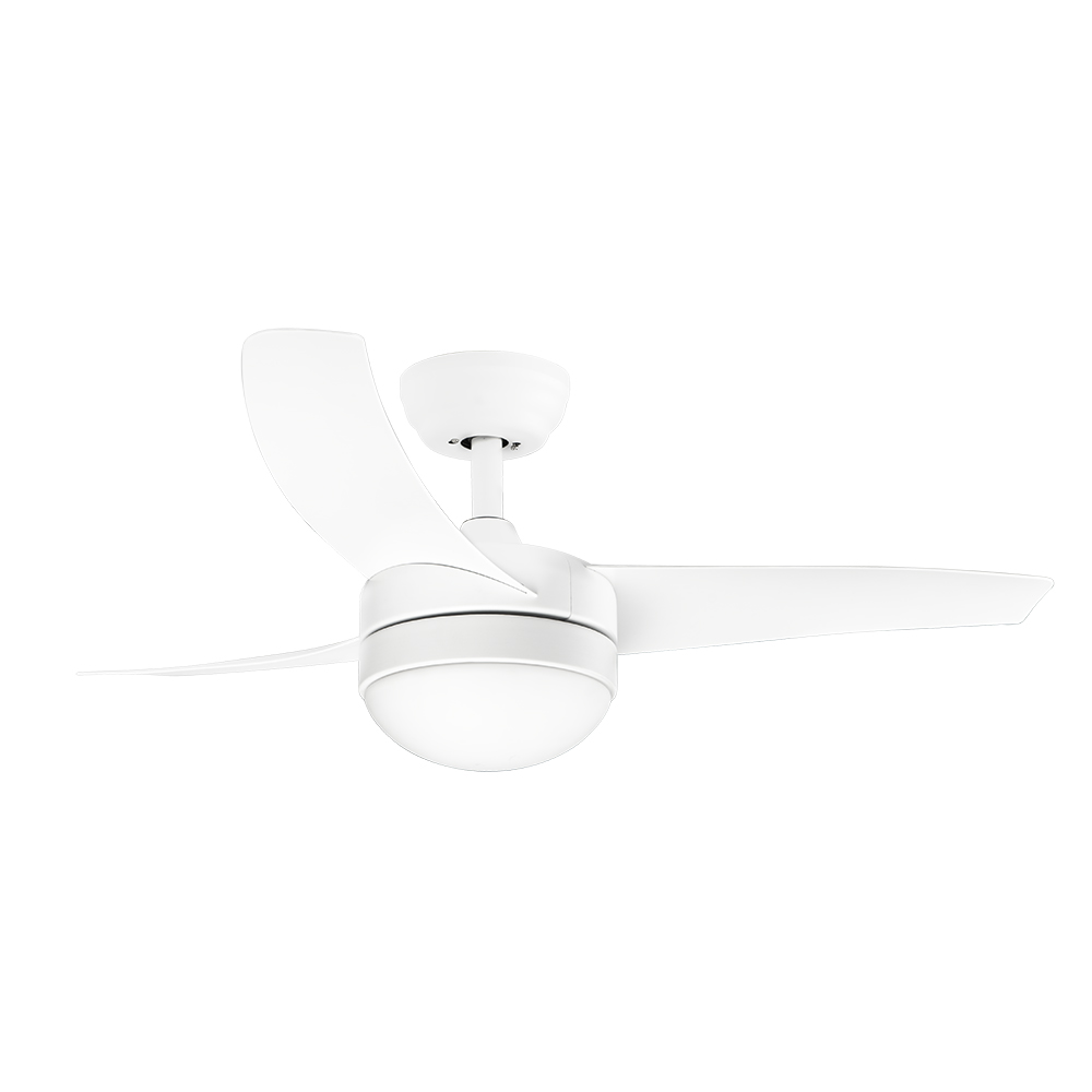 Moderno ventilatore da soffitto bianco con tre pale e luce integrata.