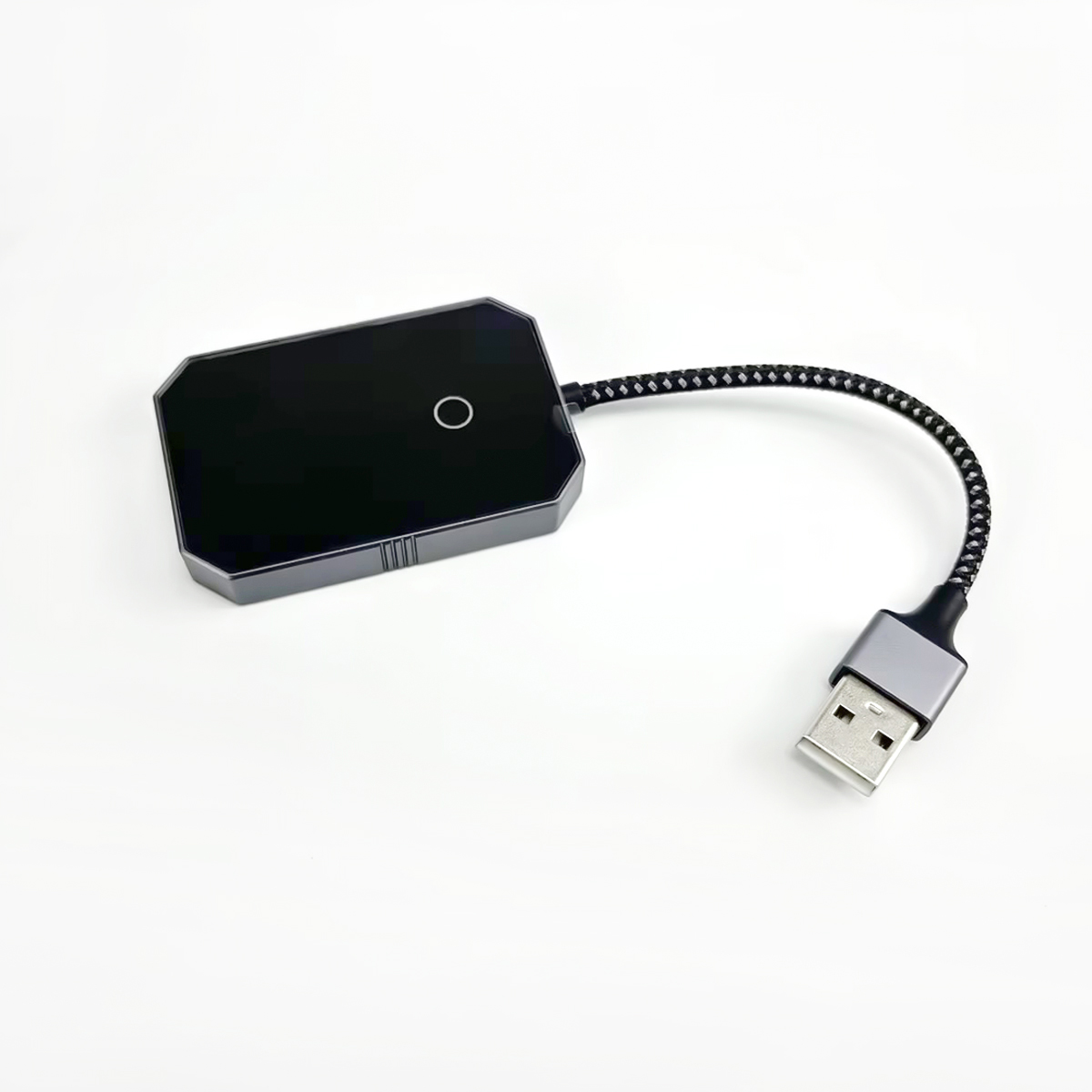 Czarno-wielokątne urządzenie z kablem i złączem USB na białym tle.
