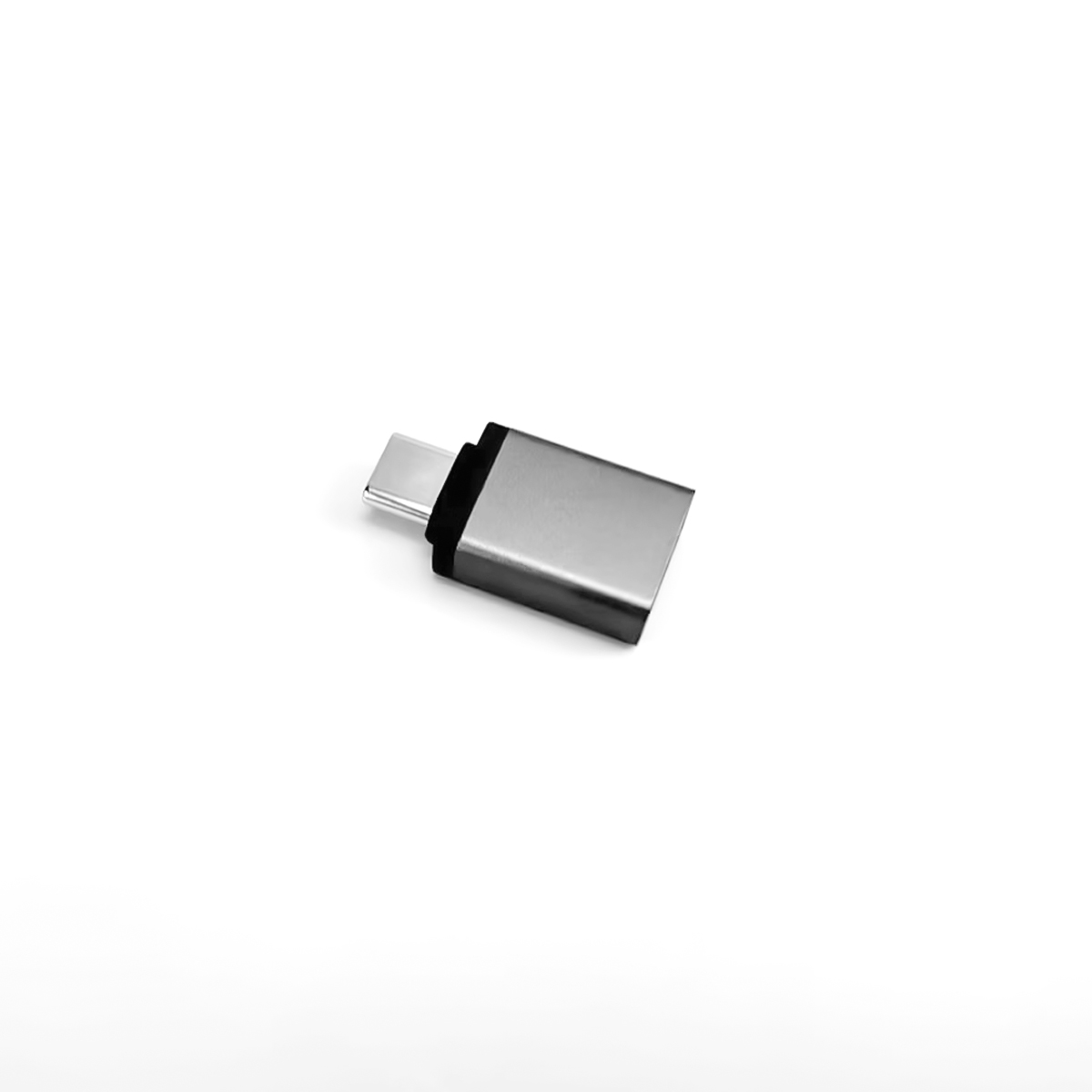Srebrny adapter USB-C z czarnym paskiem na białym tle.