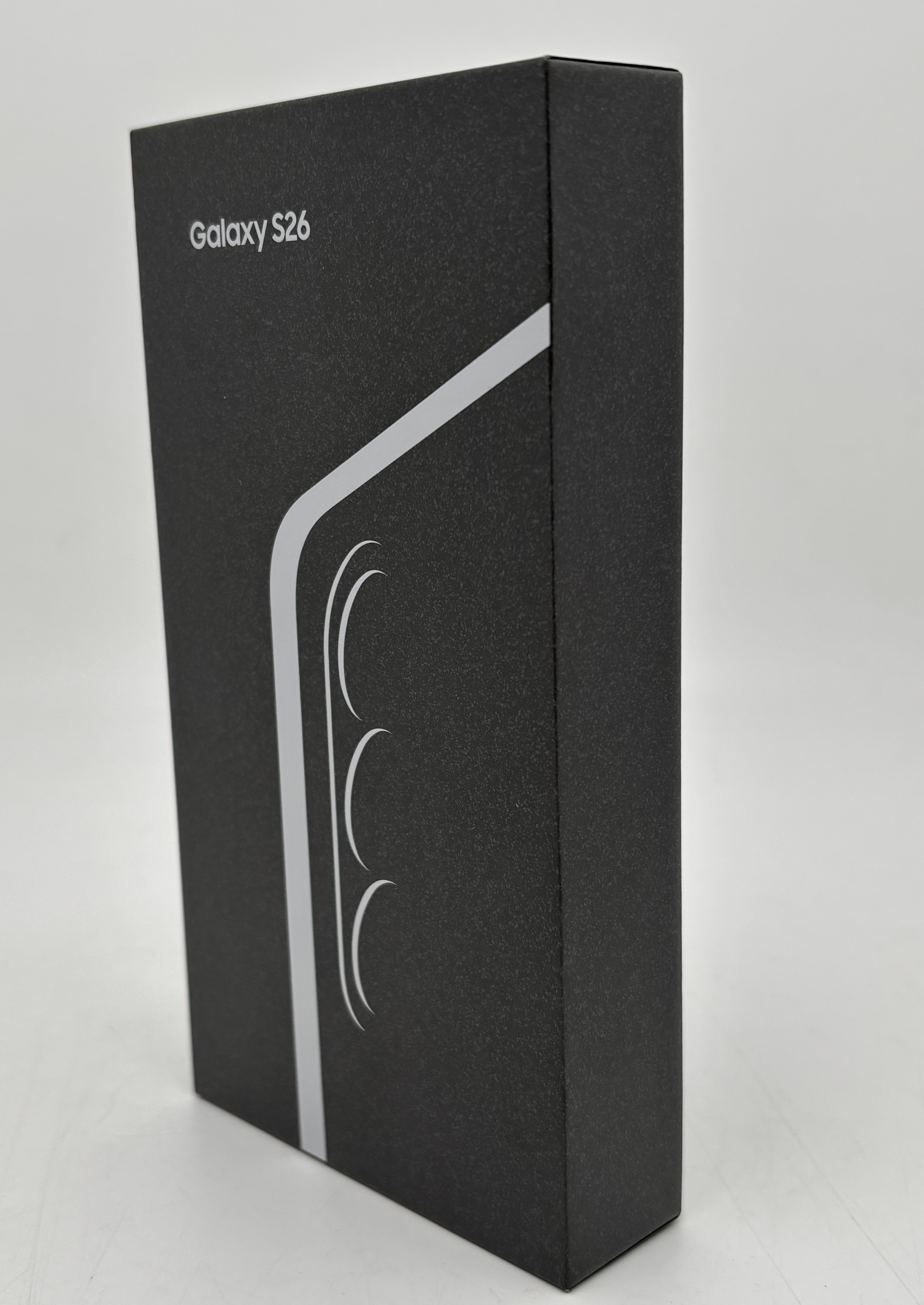 Czarne pudełko z napisem „Galaxy S26” i stylizowaną ikoną aparatu.