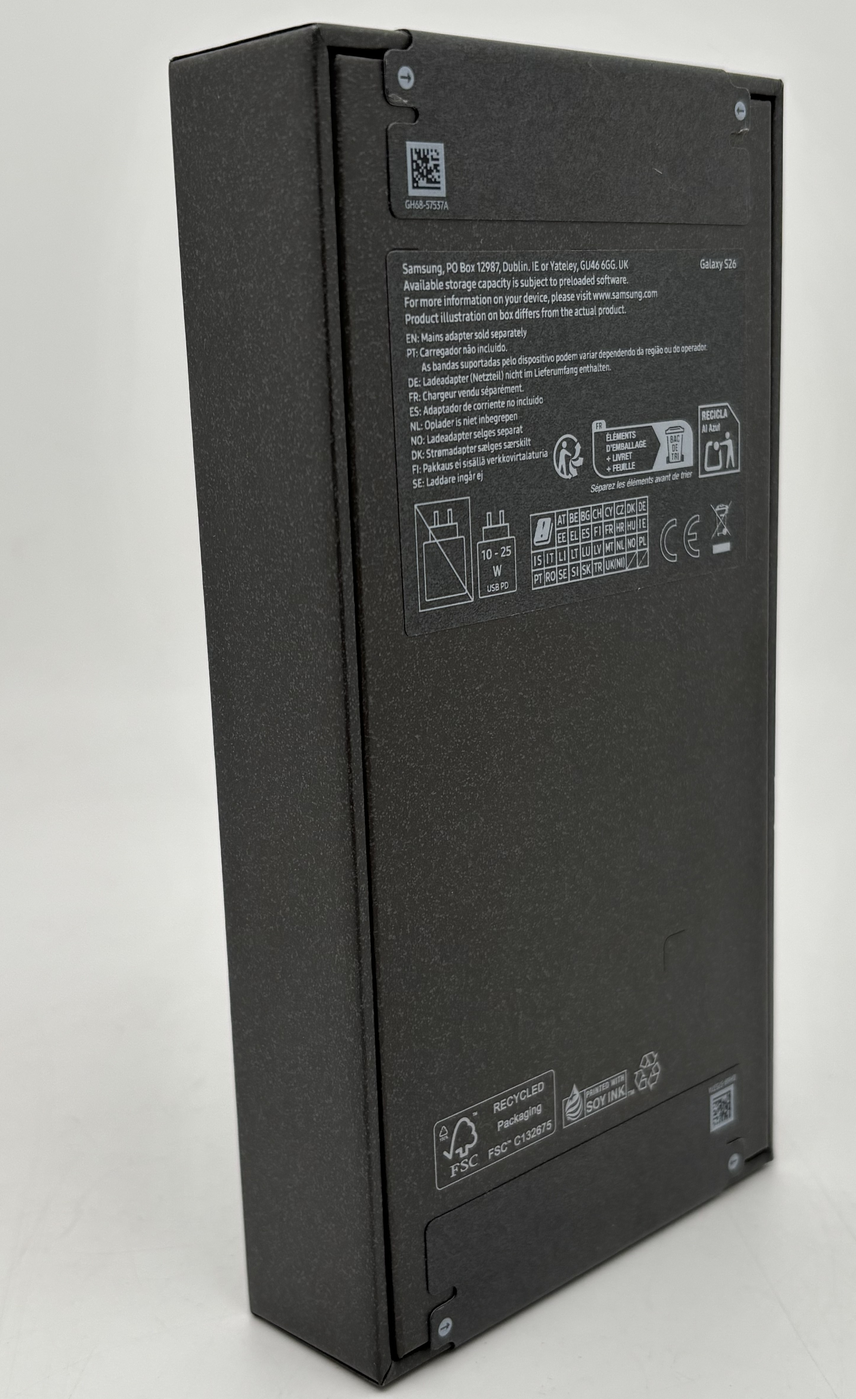 Czarne pudełko Samsung Galaxy S26 z informacjami o recyklingu i ładowaniu.