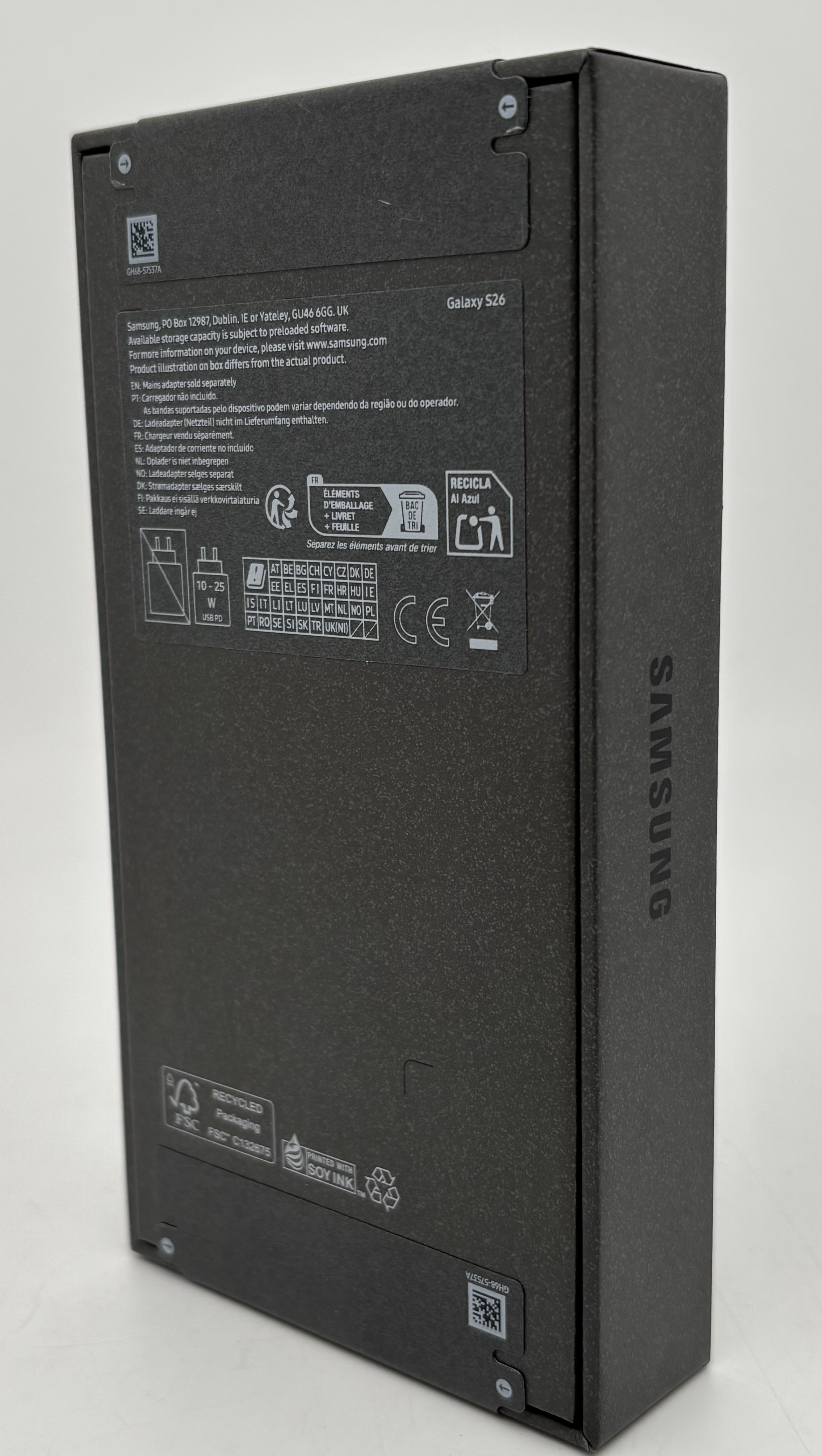 Czarne pudełko Samsung Galaxy S26 z informacjami o produkcie i symbolami.