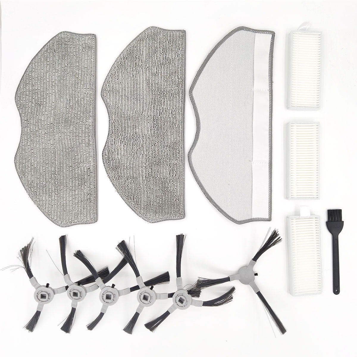 Serpillières grises, filtres et brosses pour un aspirateur robot.
