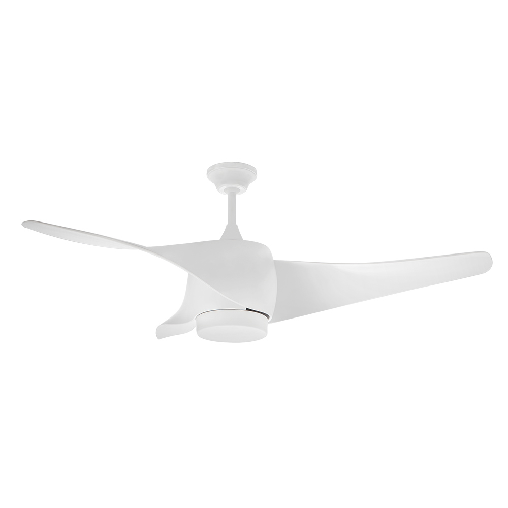 Un ventilador de techo blanco moderno con tres aspas curvas y elegantes sobre fondo blanco.