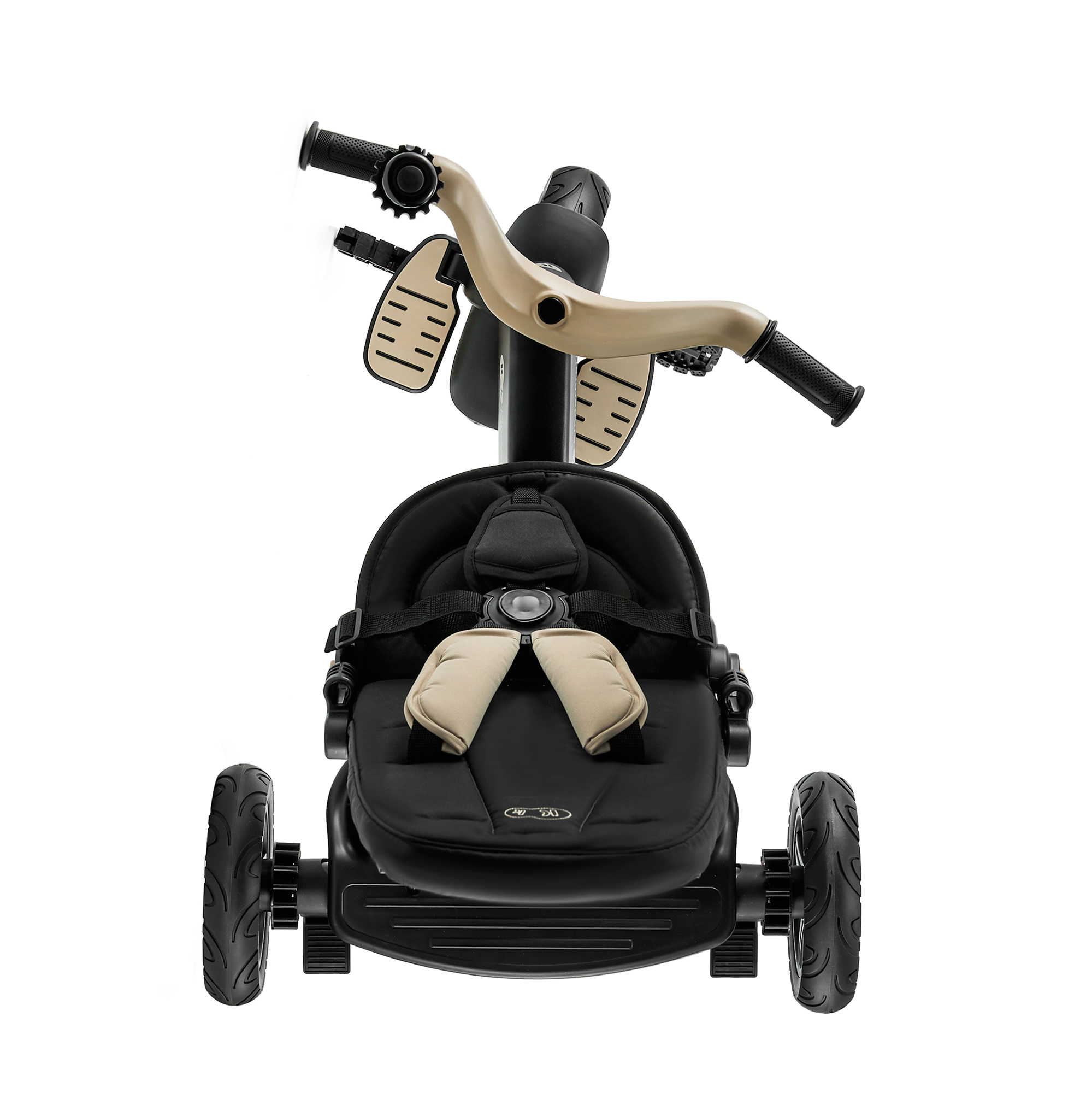 Ein schwarzer Dreirad-Kinderwagen mit beigen Akzenten, weißem Hintergrund.