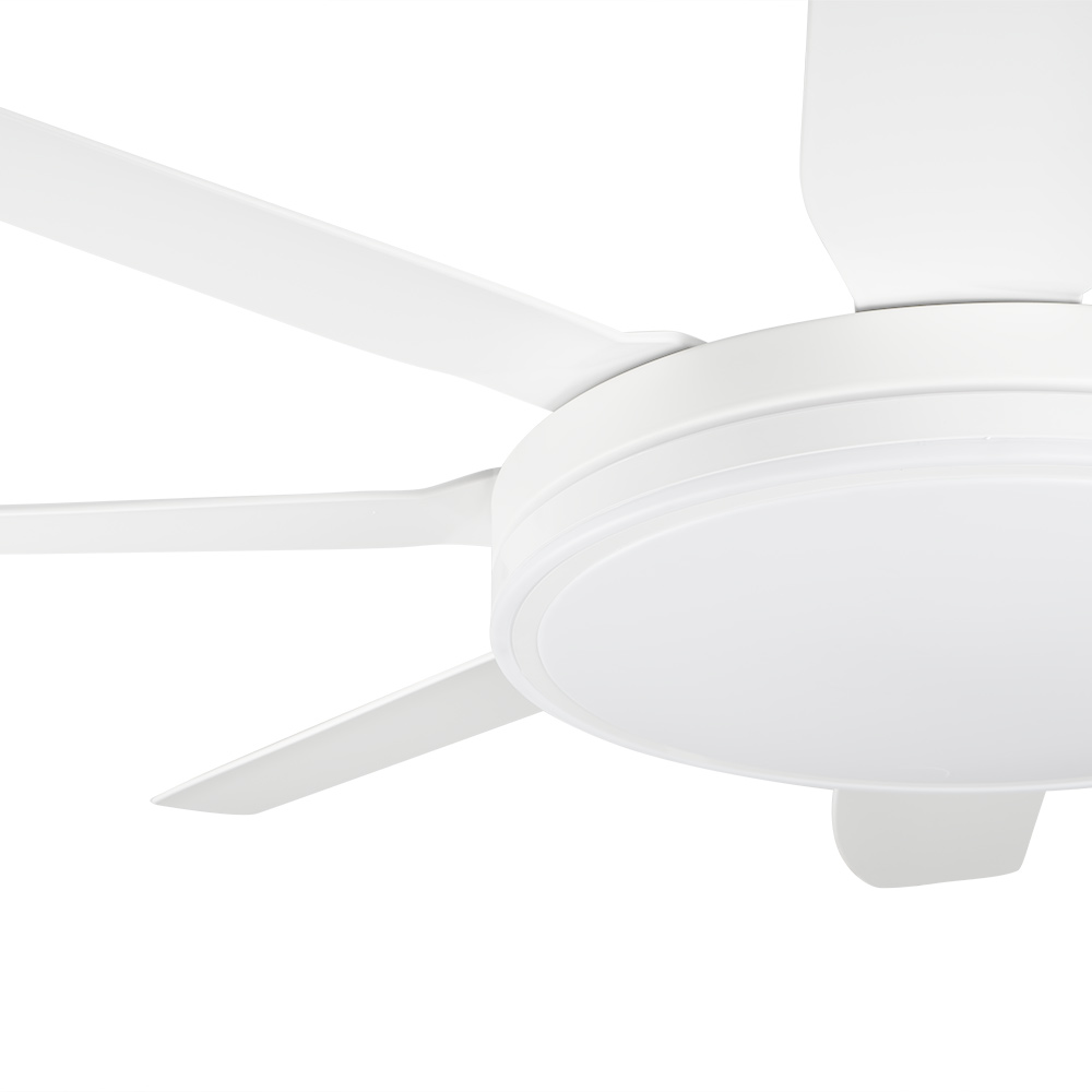 Primer plano de un ventilador de techo blanco con cinco aspas y luz integrada.