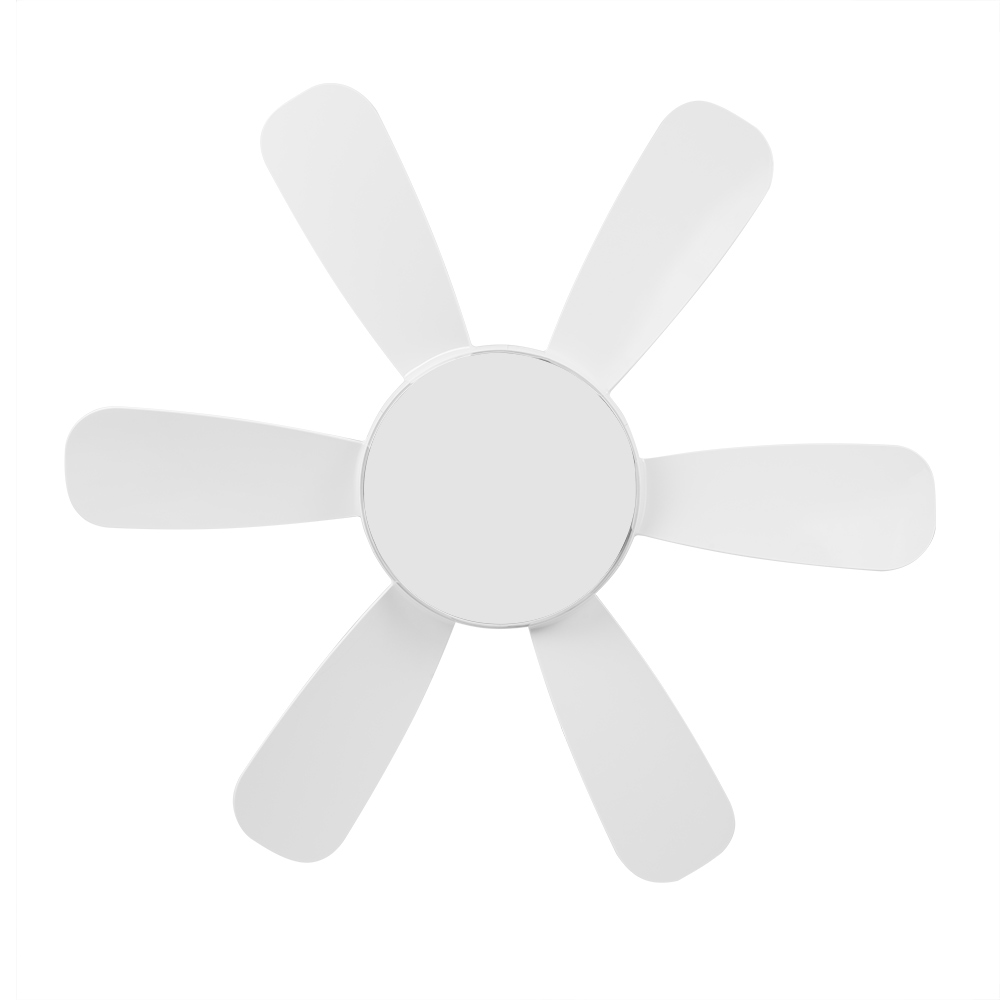 Un ventilador de techo blanco con seis aspas se muestra desde abajo contra un fondo blanco.