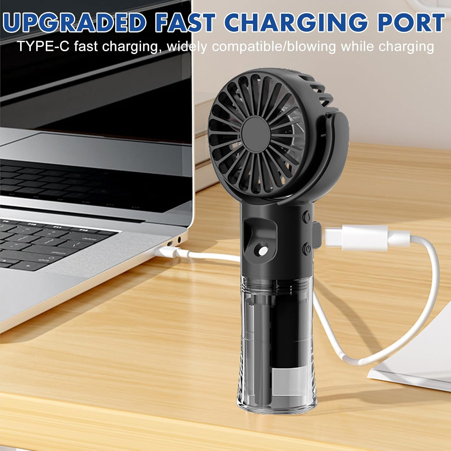 Ein schwarzer tragbarer Ventilator mit transparentem Sockel lädt per USB-C von einem Laptop.