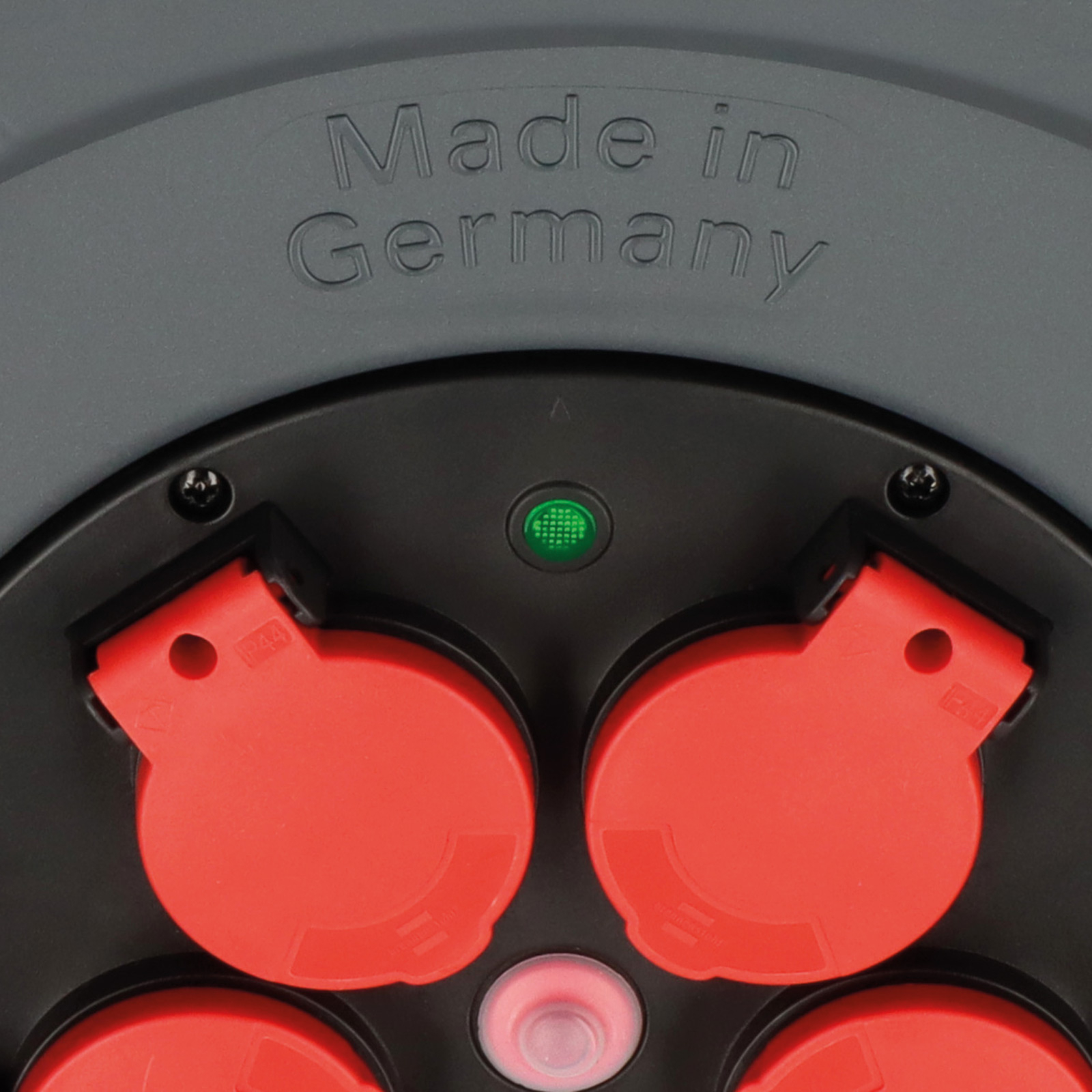 Kırmızı prizli siyah kasa ve "Made in Germany" yazısı.