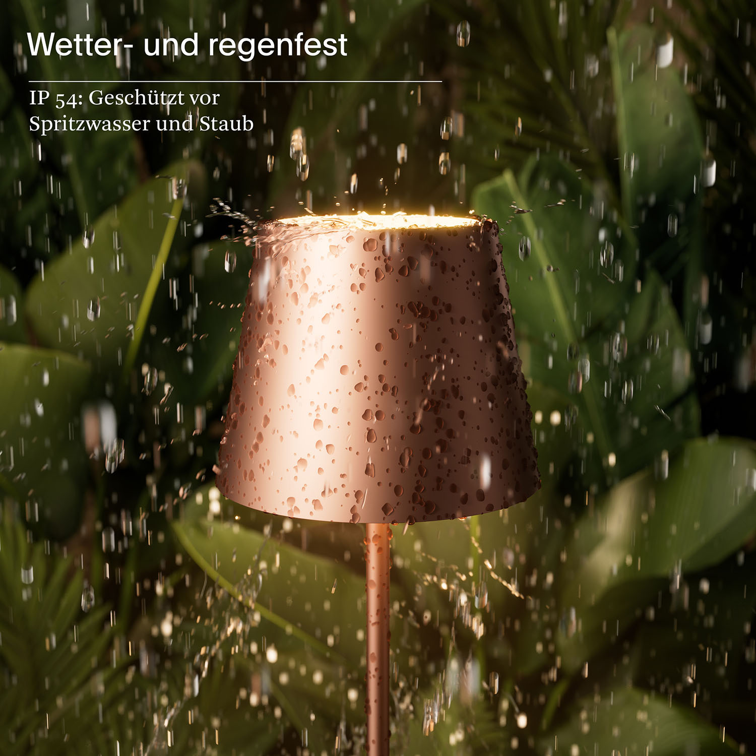 Eine kupferfarbene Lampe mit Wassertropfen im Regen, umgeben von grünen Blättern.