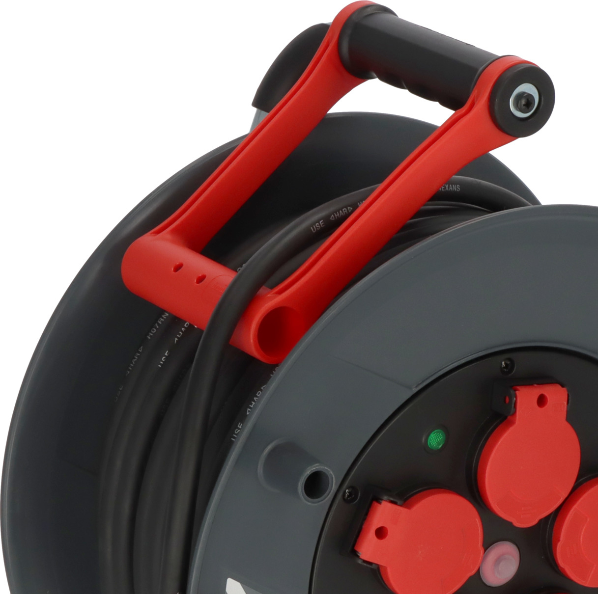 Kırmızı saplı ve birden çok kırmızı prizli gri kablo makarası.