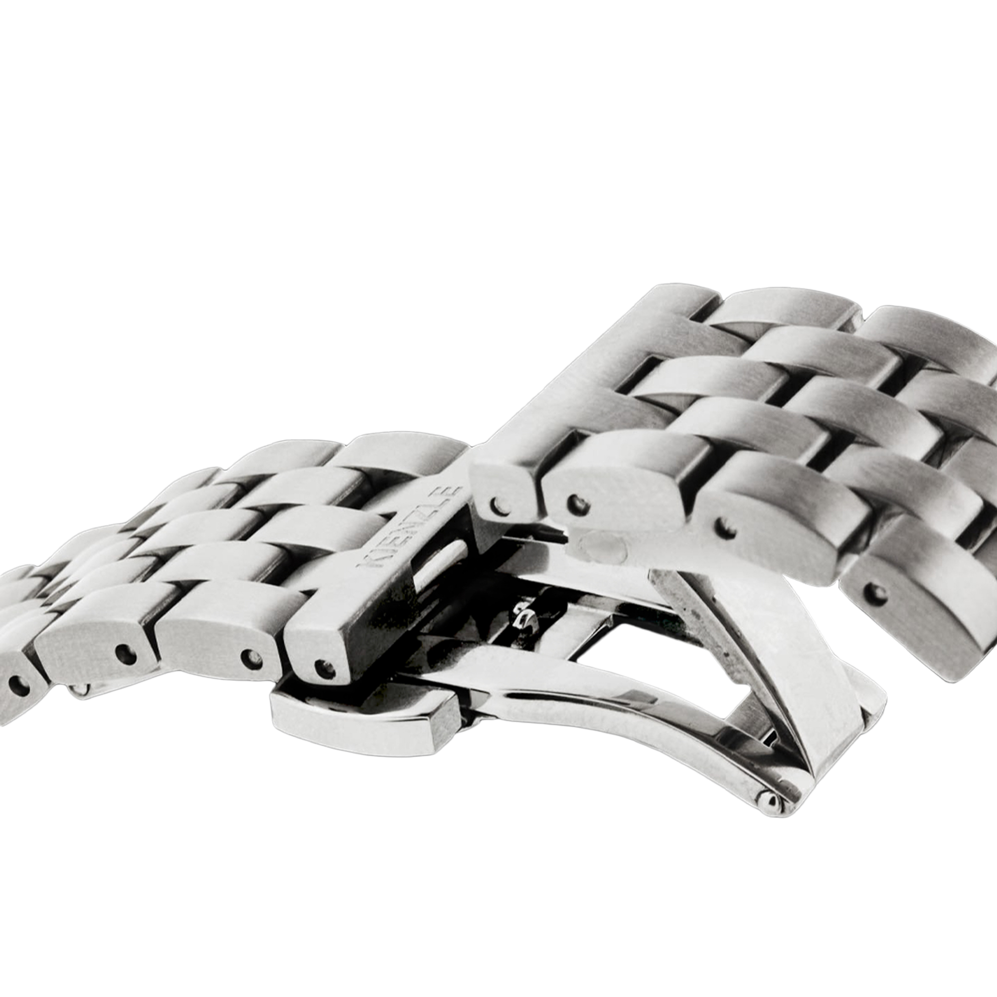 Ein silbernes Metallarmband mit sichtbarem Verschluss. Das Armband ist auf einem weißen Hintergrund.