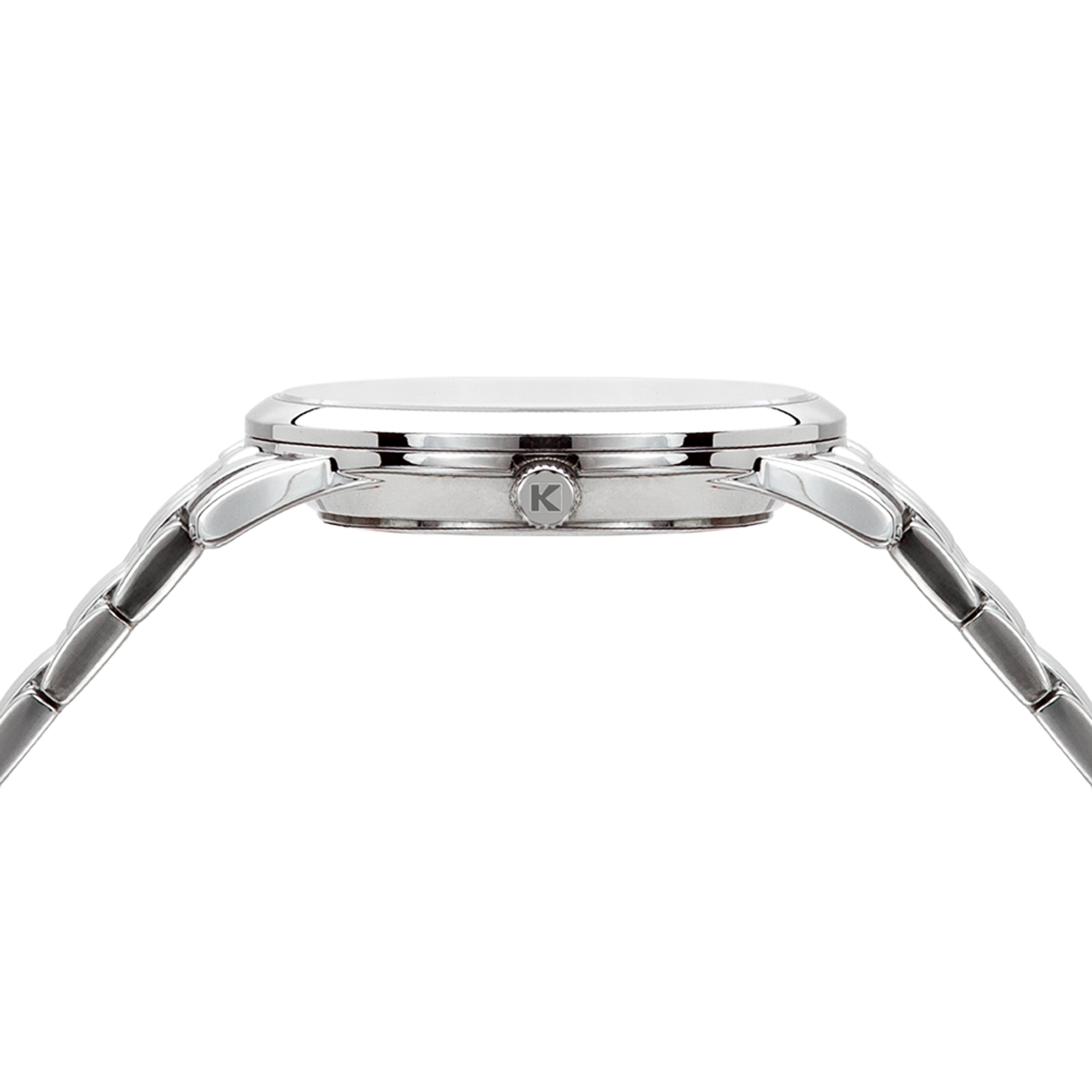 Eine Nahaufnahme einer silbernen Armbanduhr mit einem K-Logo auf dem Zifferblatt.