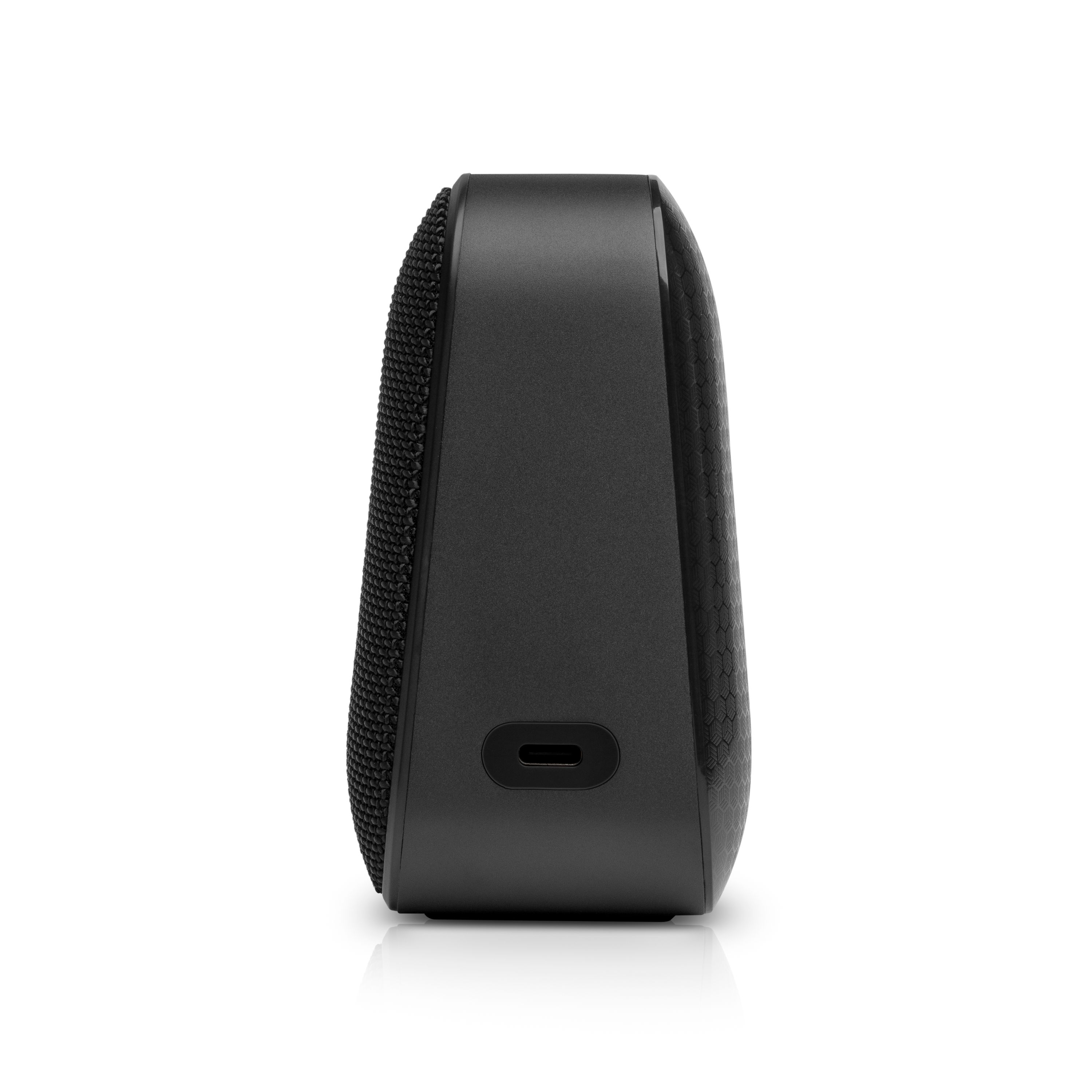 Schwarzer Lautsprecher mit USB-C-Anschluss an der Seite, auf weißem Hintergrund.