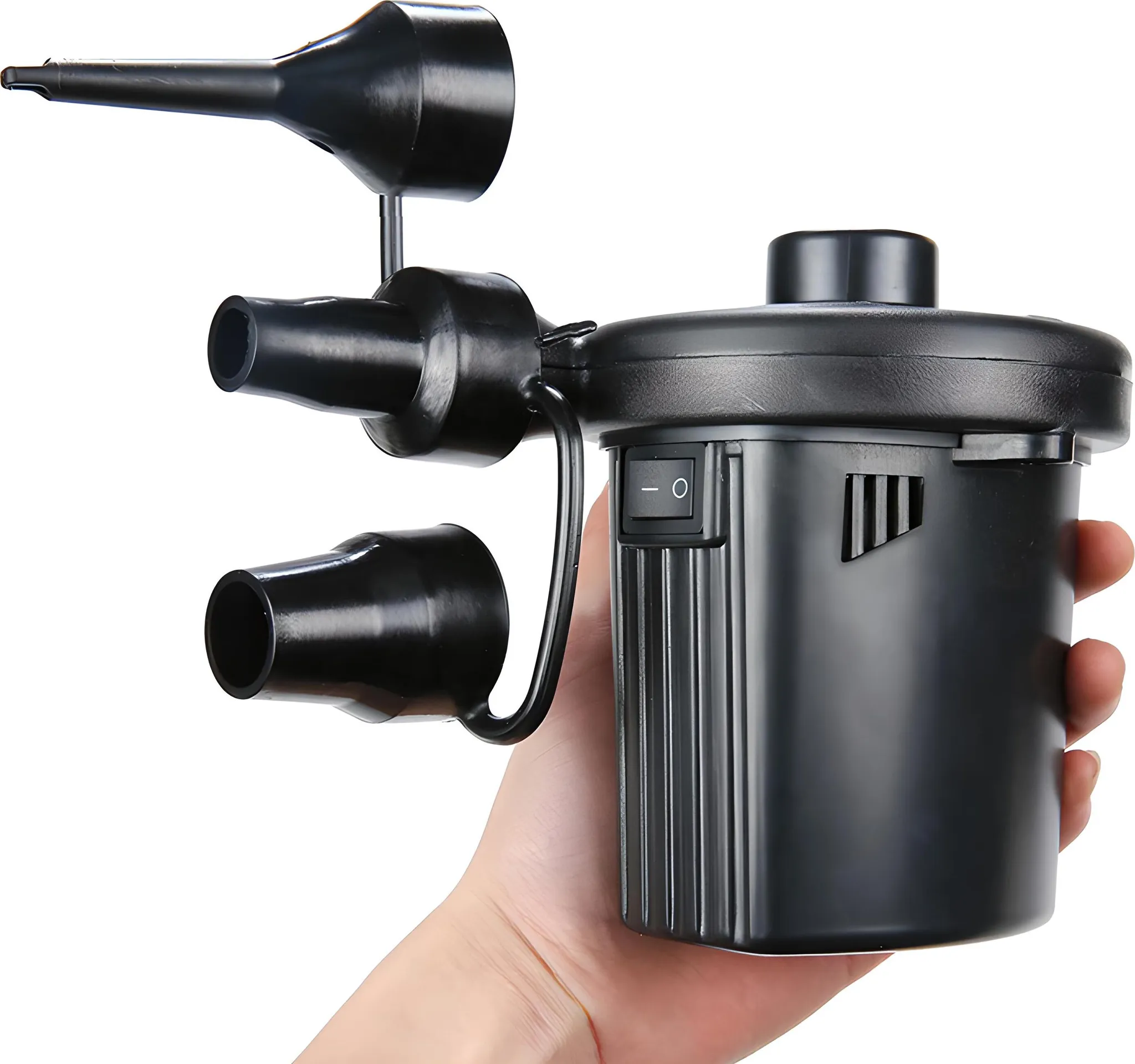 Eine schwarze elektrische Luftpumpe mit drei Düsen und einem Schalter wird in der Hand gehalten.