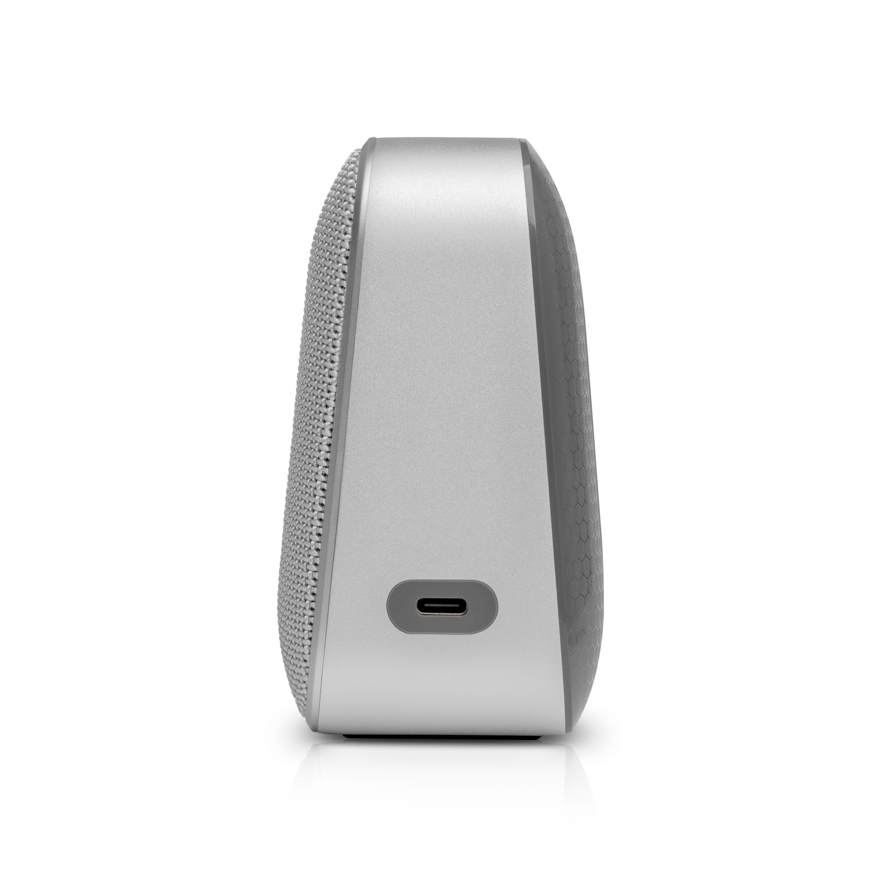 Silberner Lautsprecher mit USB-C-Anschluss auf weißem Hintergrund.
