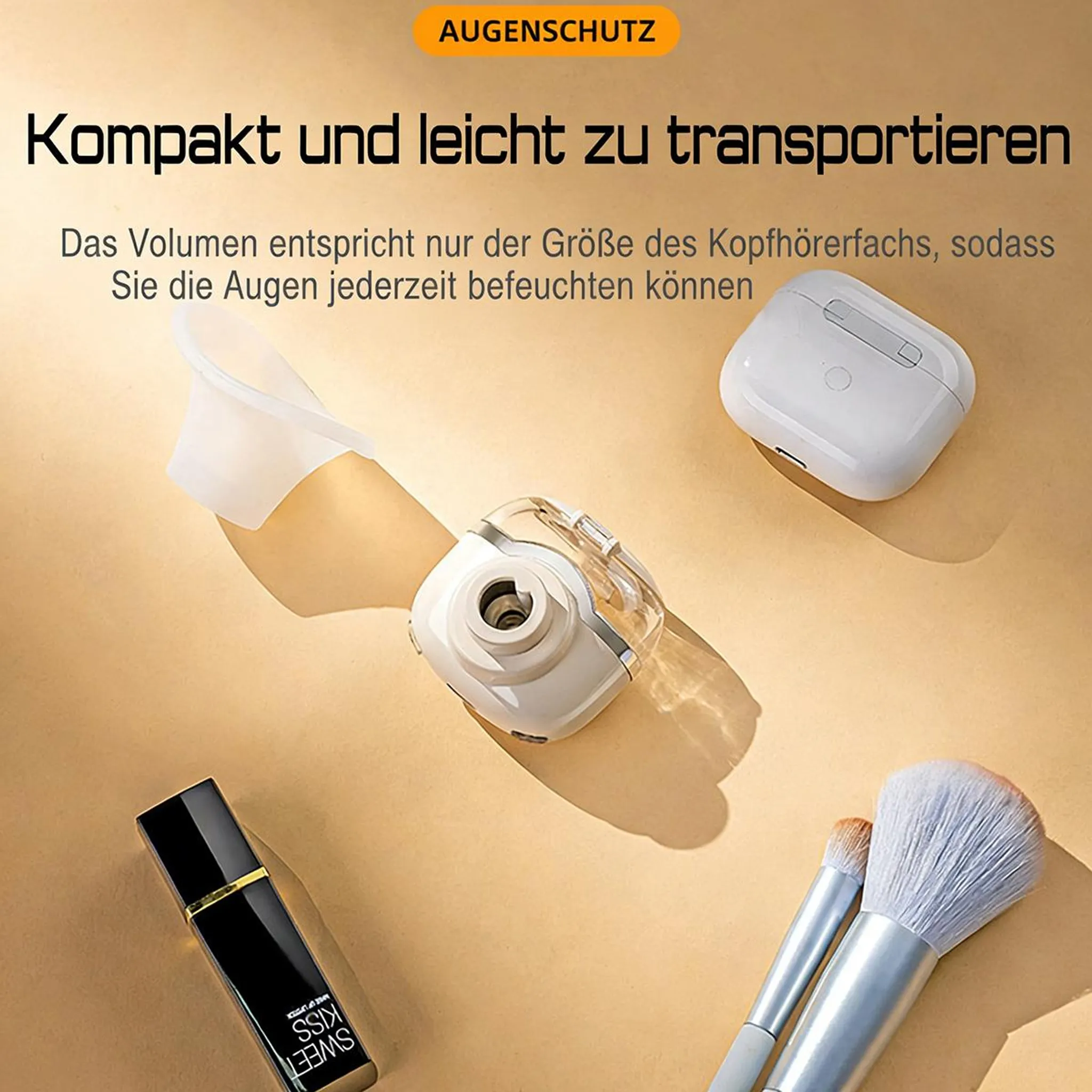 Weiße Ohrhörerhülle, Make-up-Pinsel und ein kosmetischer Zerstäuber auf beigefarbenem Hintergrund.