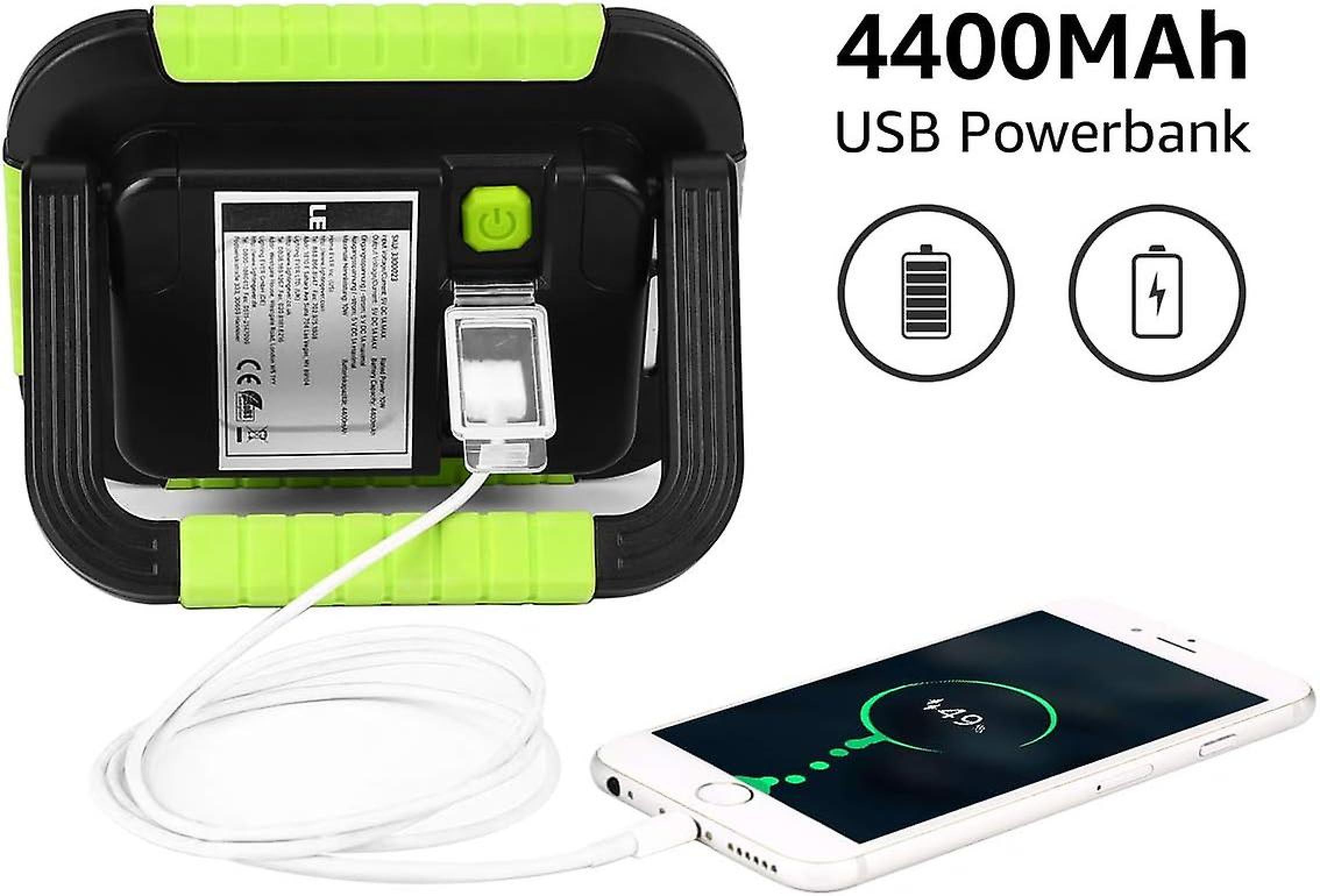Ein schwarzer und grüner USB-Powerbank lädt ein weißes Smartphone auf.