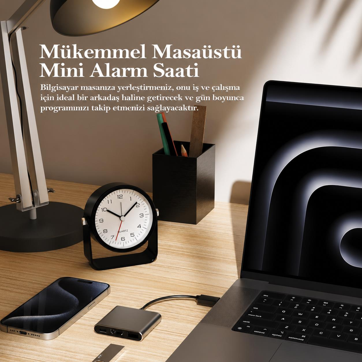 Ahşap masada masa saati, dizüstü bilgisayar, akıllı telefon ve adaptör.