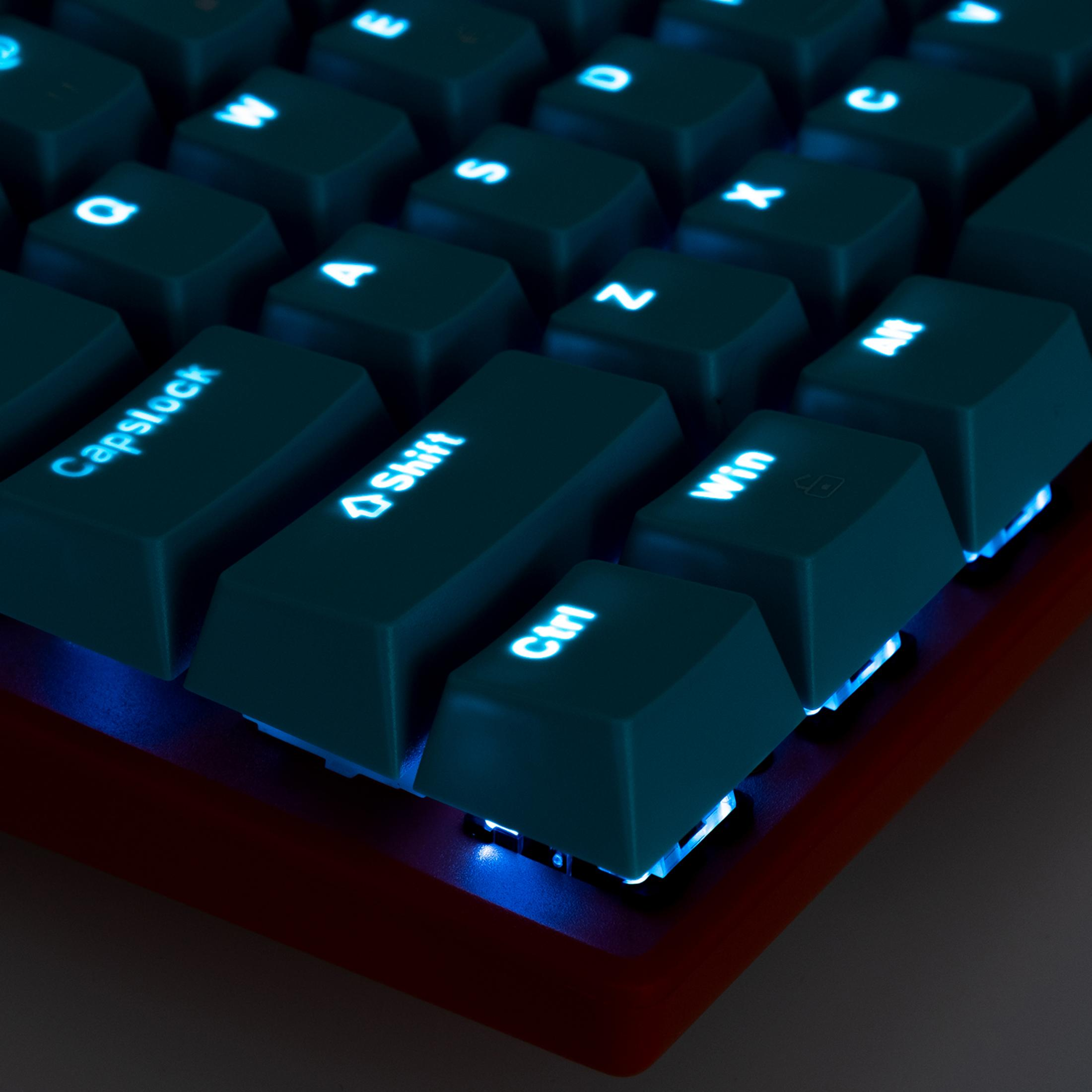 Primer plano de un teclado retroiluminado con teclas y caracteres azules.