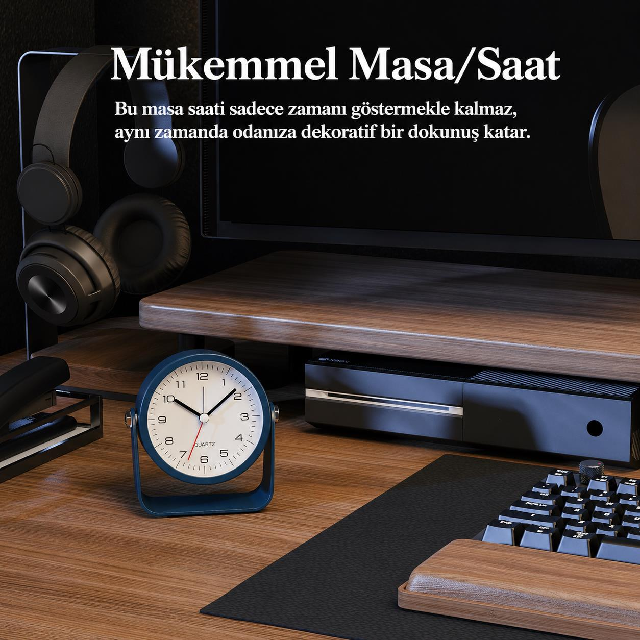 Mavi çalar saat, kulaklık ve klavyenin yanında ahşap bir masada duruyor.