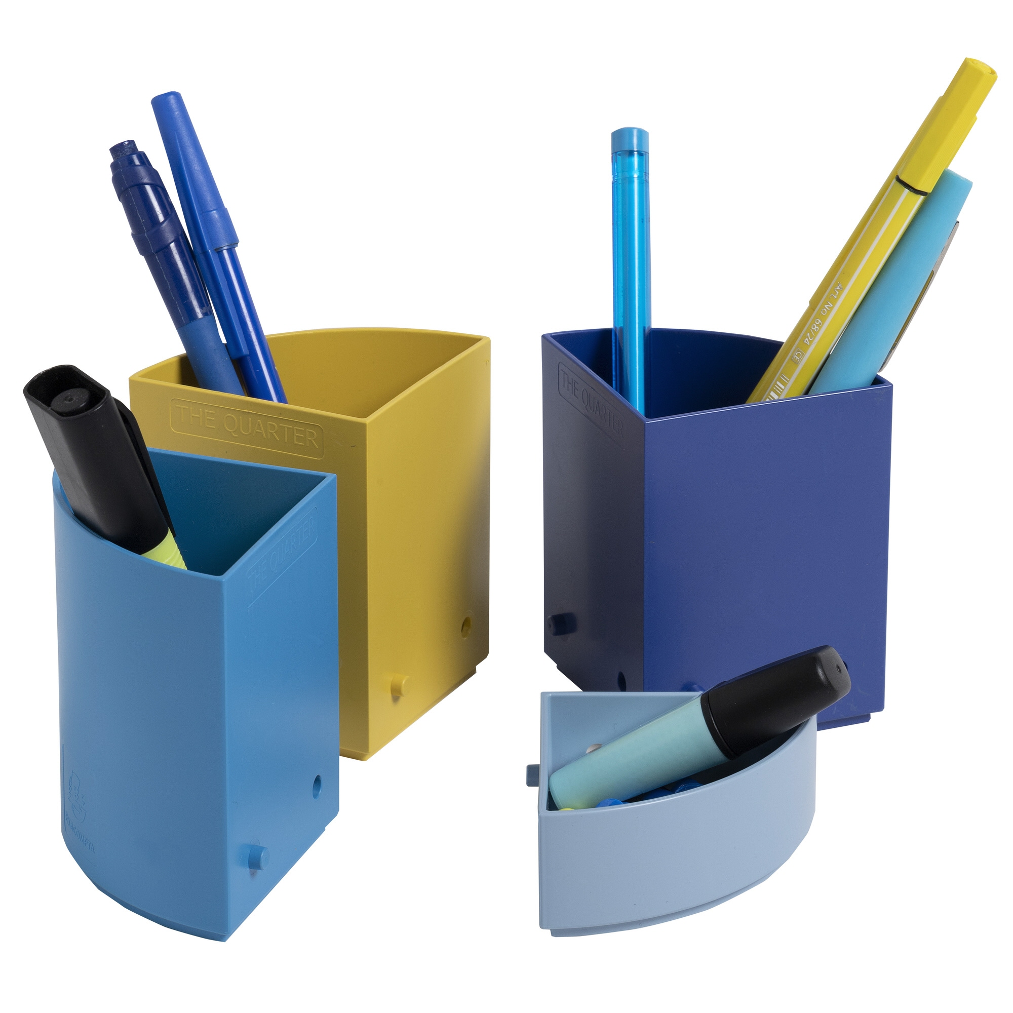 Tre portapenne blu, gialli e blu scuro, con varie penne.
