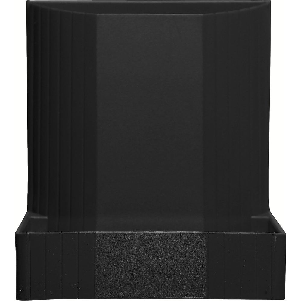 Un contenitore rettangolare nero con scanalature verticali sui lati e sul davanti.