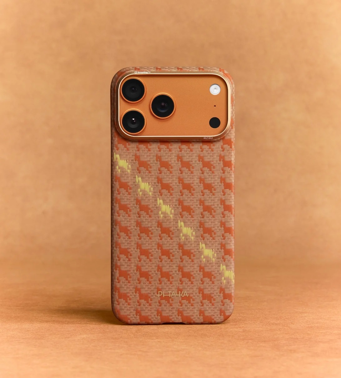 Brązowy telefon w etui ze wzorem psów na brązowym tle.