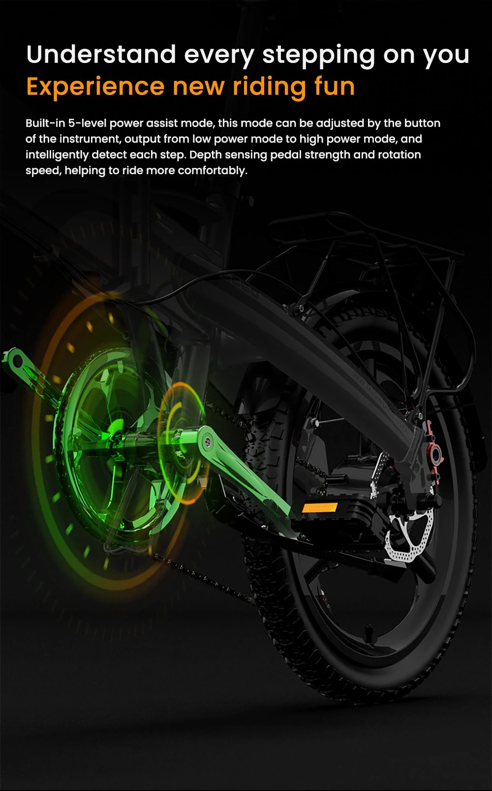 Bielas y pedales verdes de una e-bike con anillos brillantes, fondo oscuro.