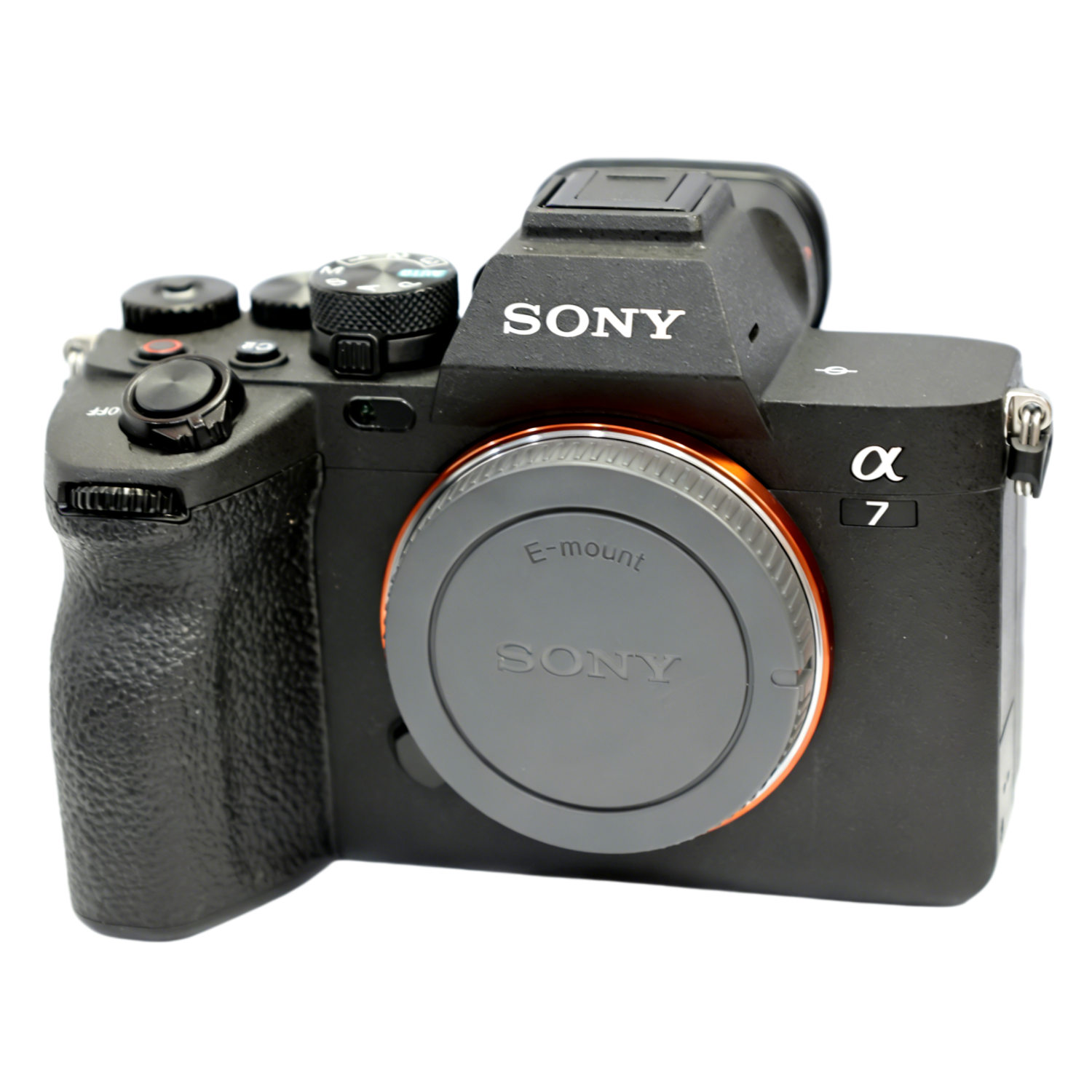 Schwarze Sony Alpha 7 Kamera mit E-Mount-Objektivdeckel, von vorne links.