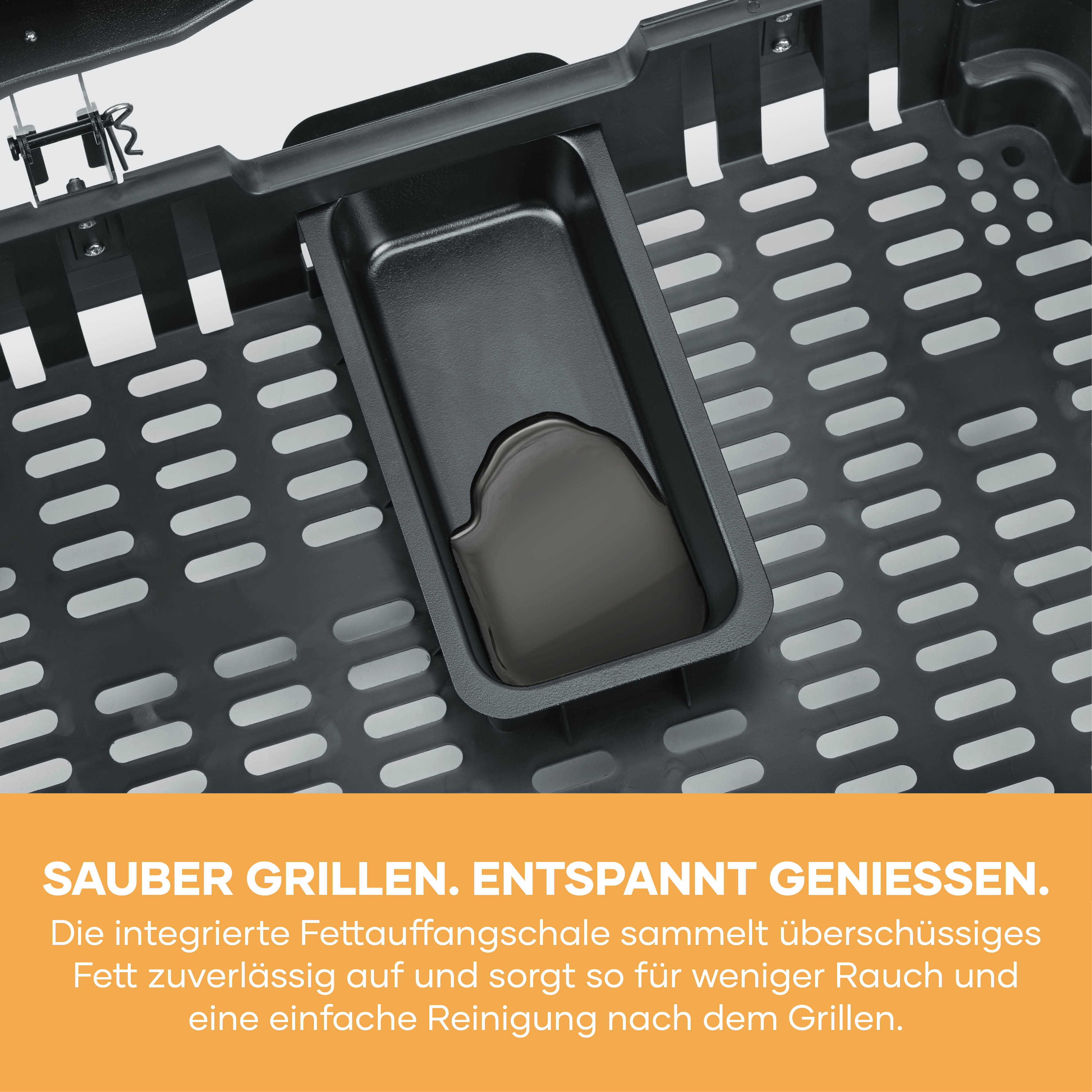 Nahaufnahme eines schwarzen Grillrosts mit integrierter Fettauffangschale.