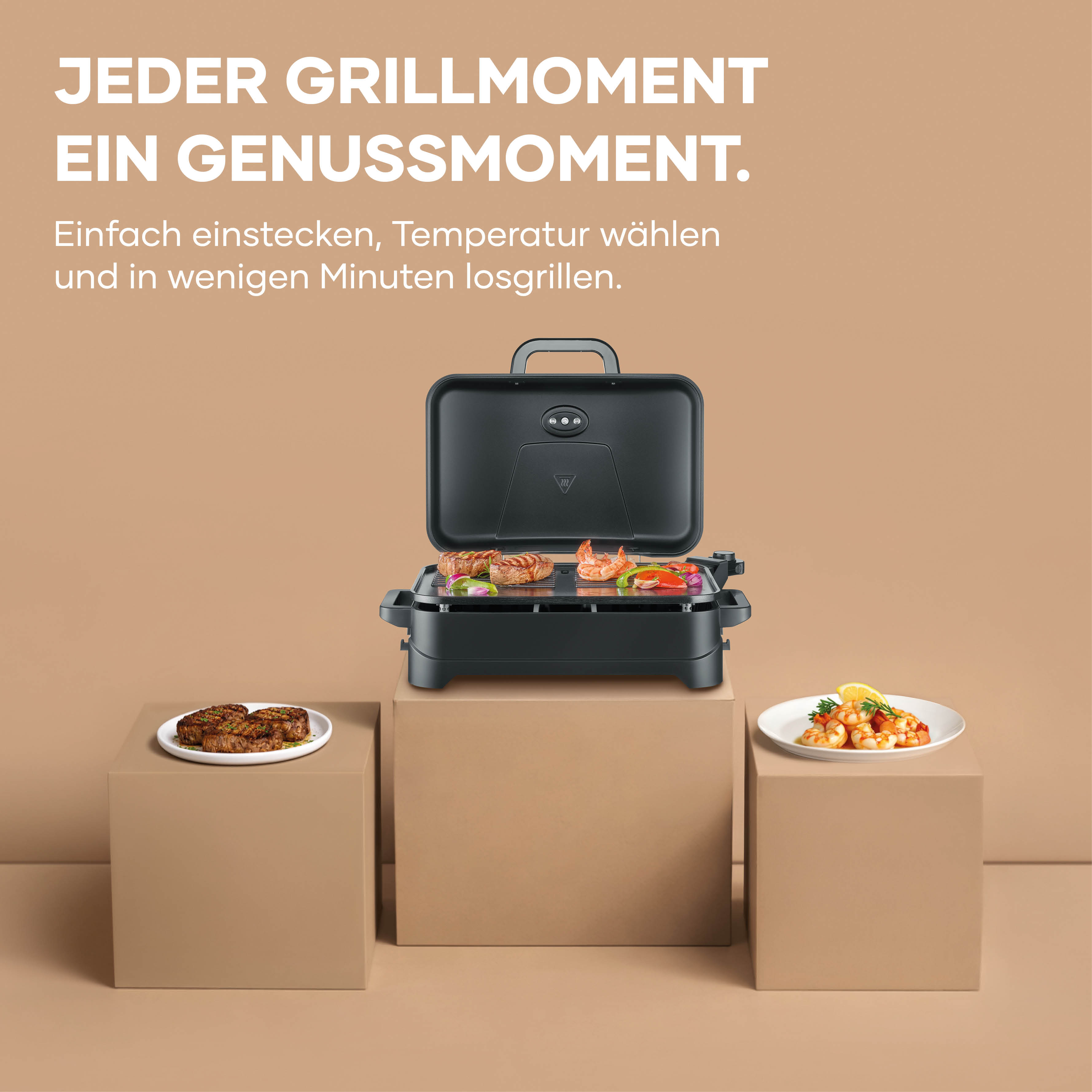 Ein offener Grill mit Fleisch und Garnelen, daneben Teller mit gegrilltem Fleisch und Garnelen.